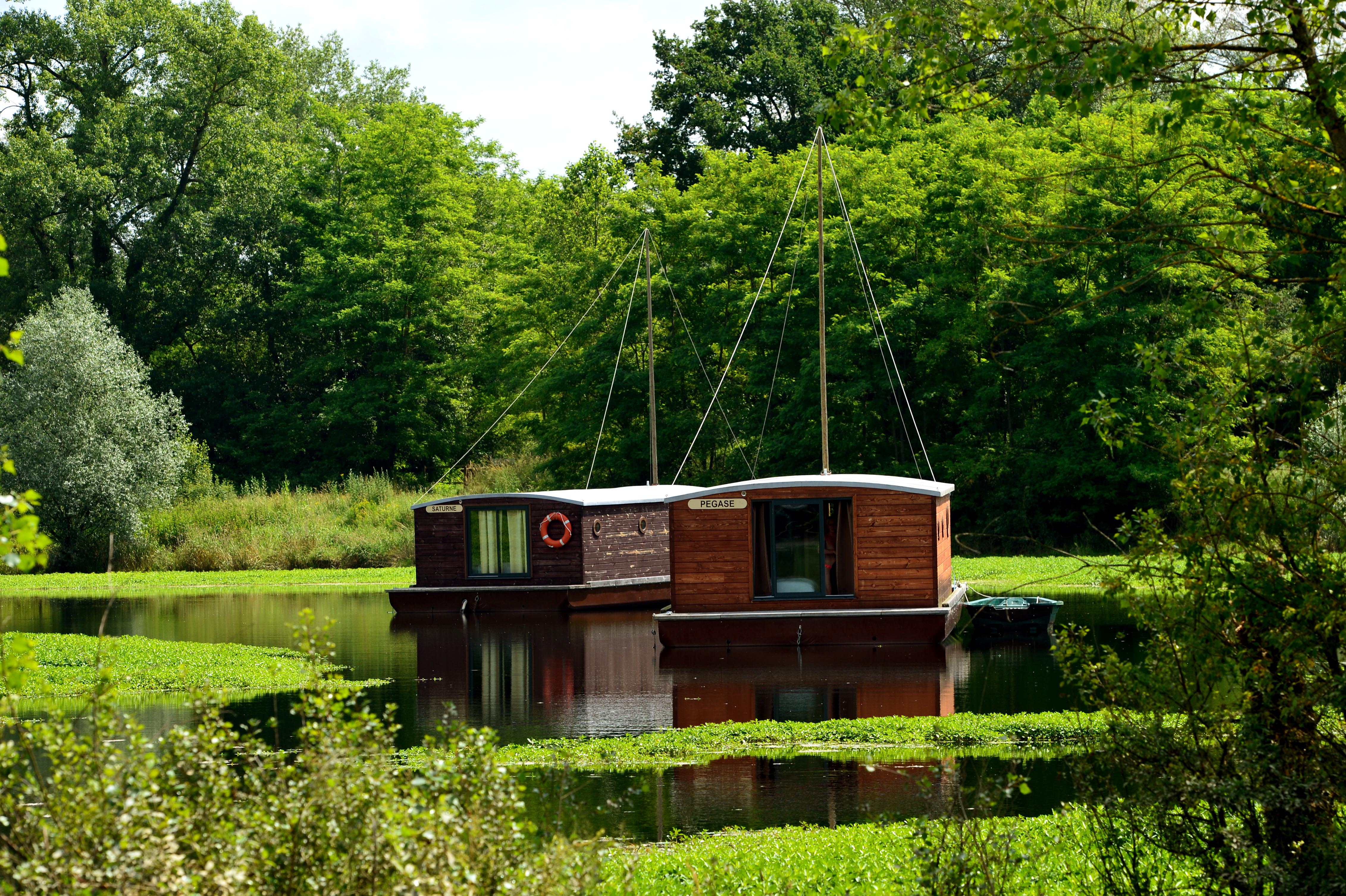 Évasion sensorielle dans une cabane sur l'eau en Auvergne