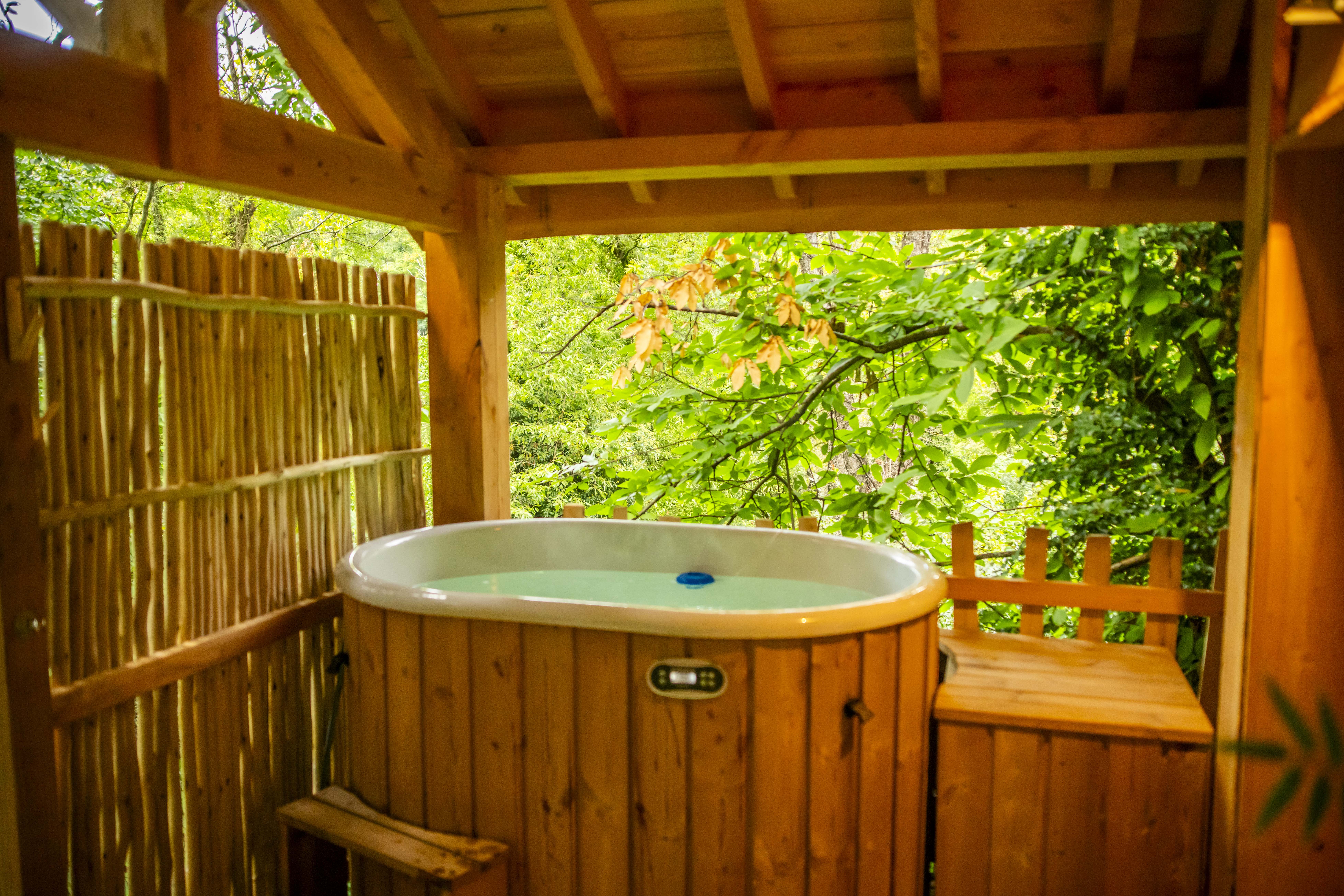 Évasion dans une cabane SPA Lov'nid en Rhône-Alpes à Gillonnay — cuisine