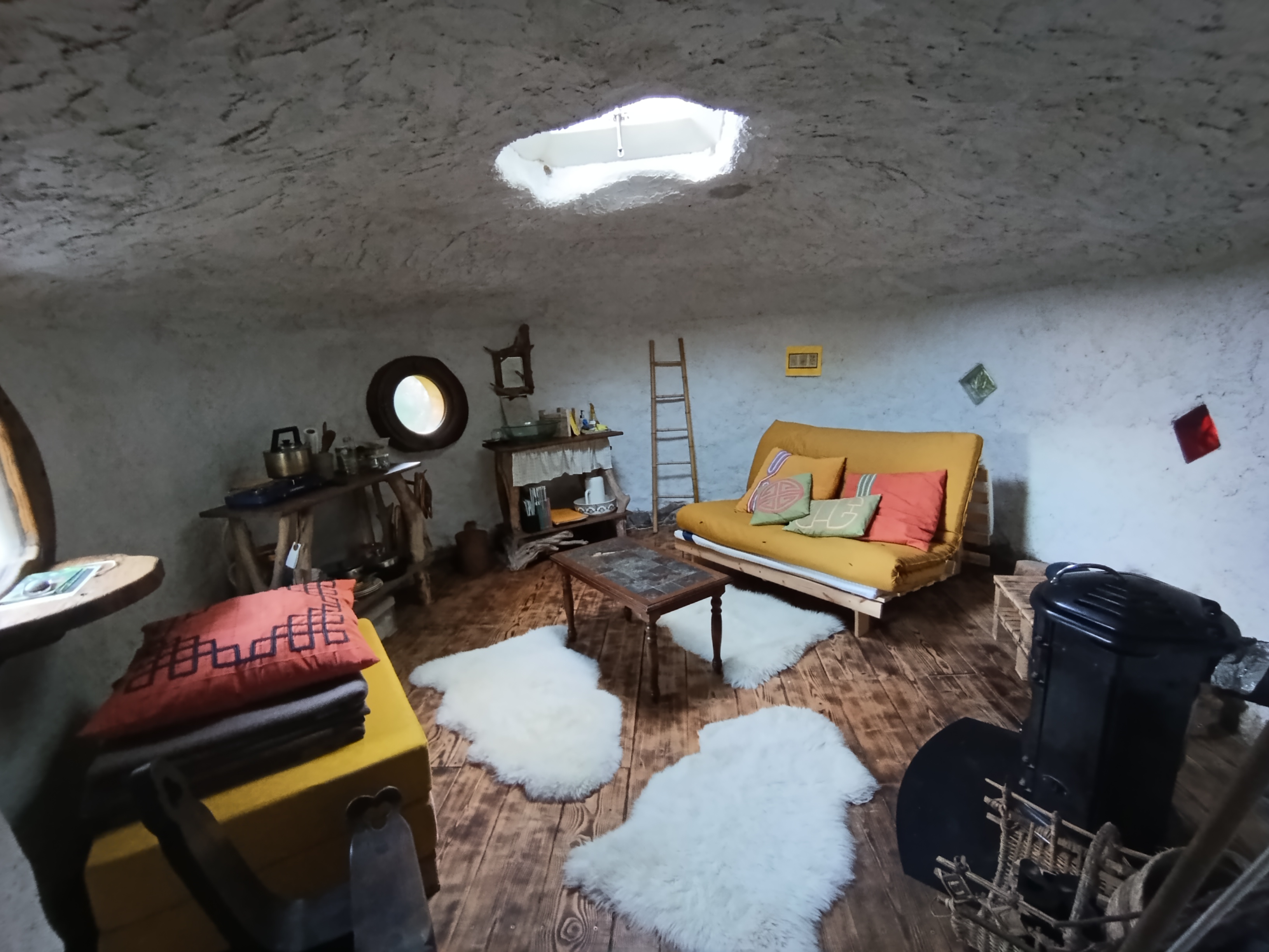 La Kerterre des Grillons : un refuge insolite en Auvergne à St Nicolas Des Biefs — chambre
