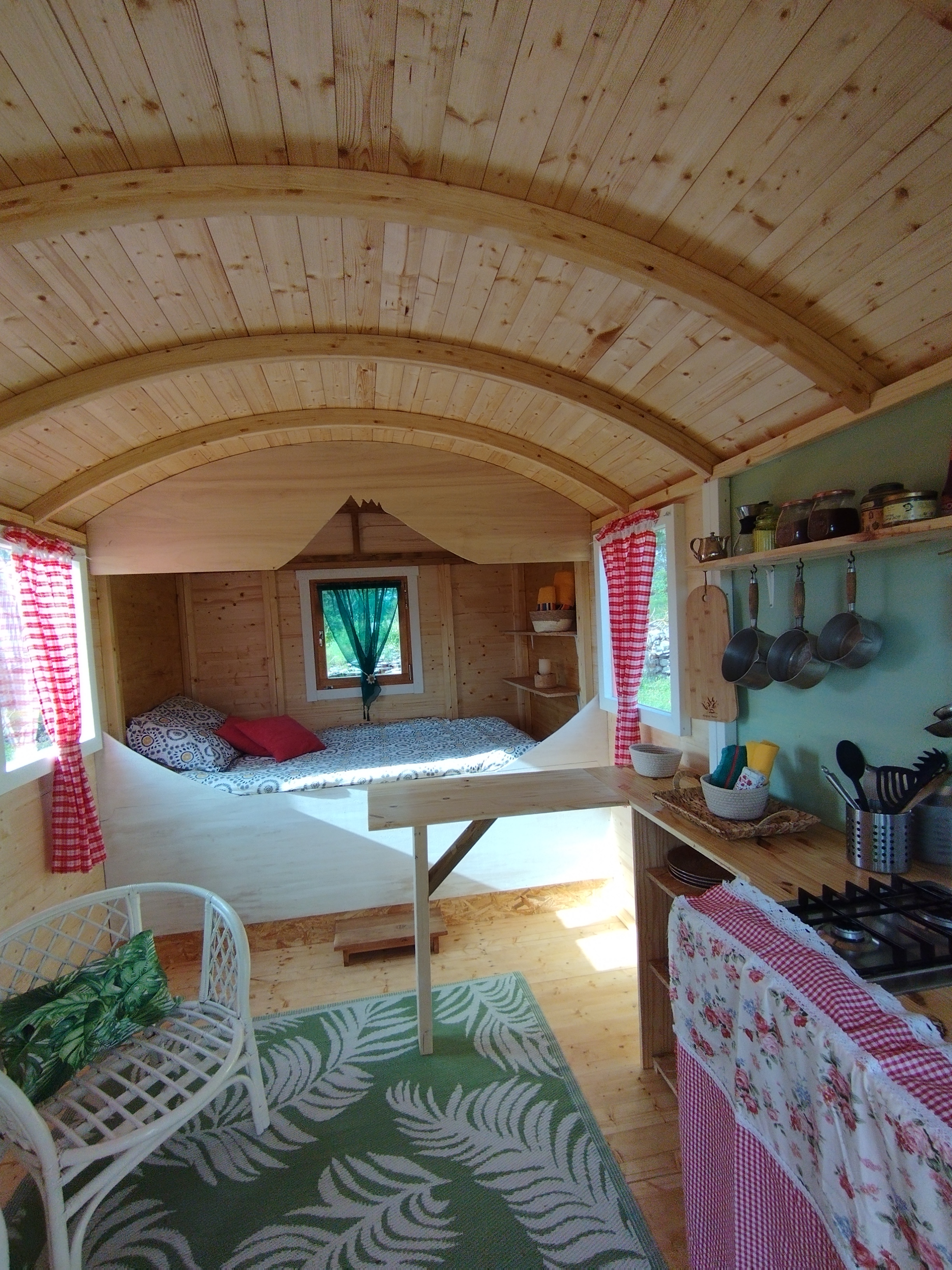 Évasion en roulotte romantique au cœur de l'Auvergne à Saint Saturnin — vue intérieure