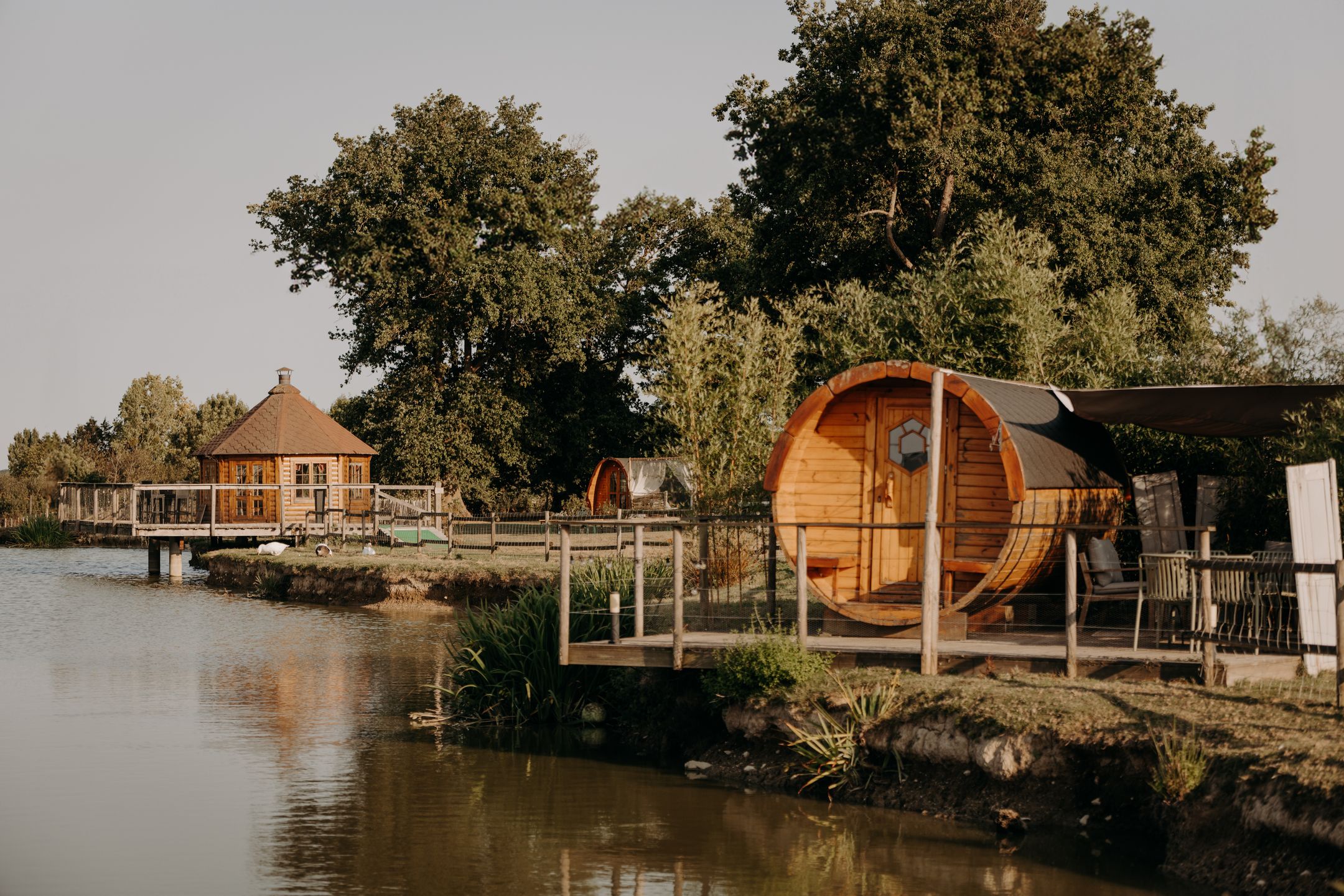 Tonneau - Chant des Grenouilles — Nuit au bord de l'eau en Mayenne à La Préhouillère — salle de bain
