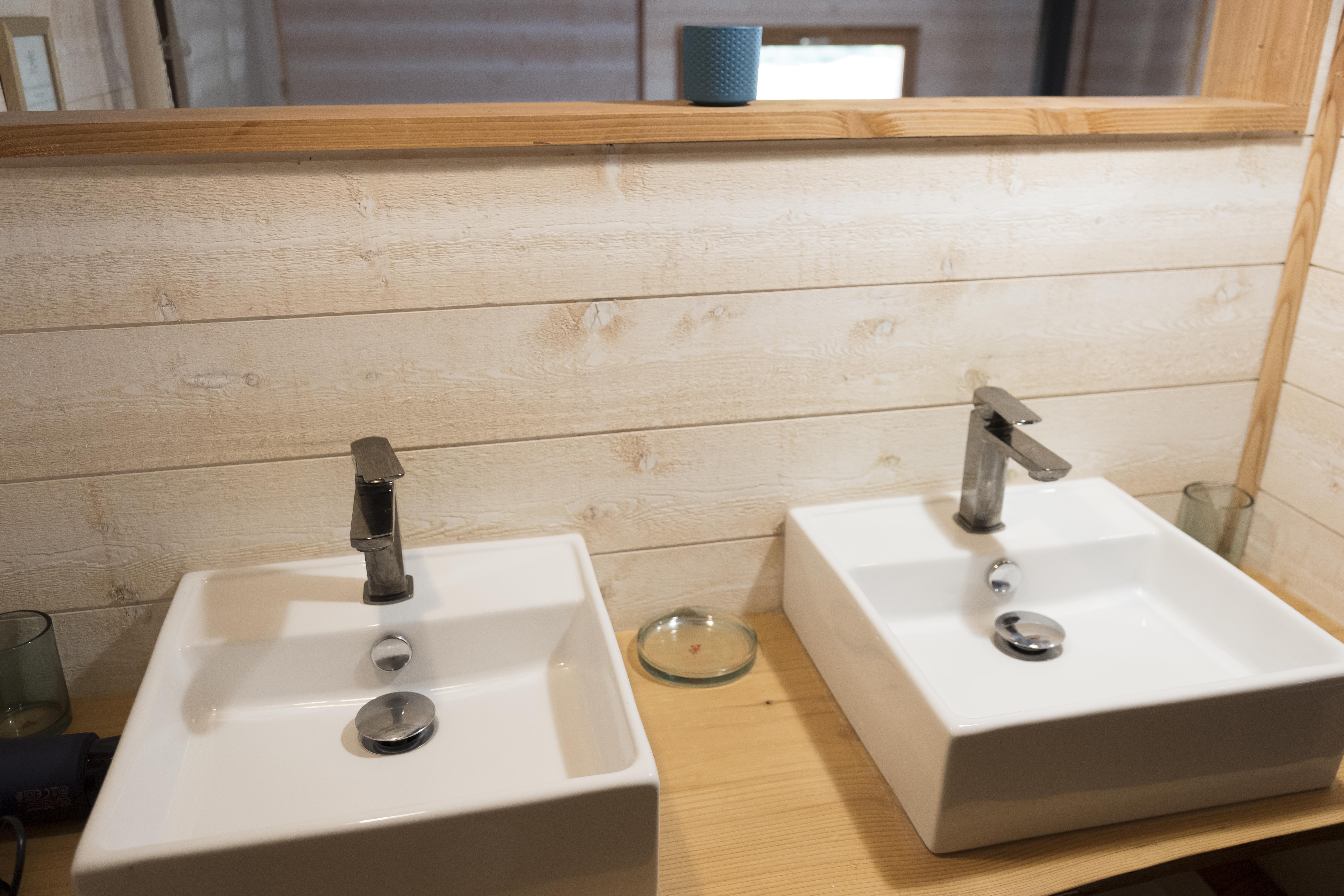 Cabane Spa luxe EnTy : une évasion dans les arbres en Bretagne à Ploemel — espace de vie