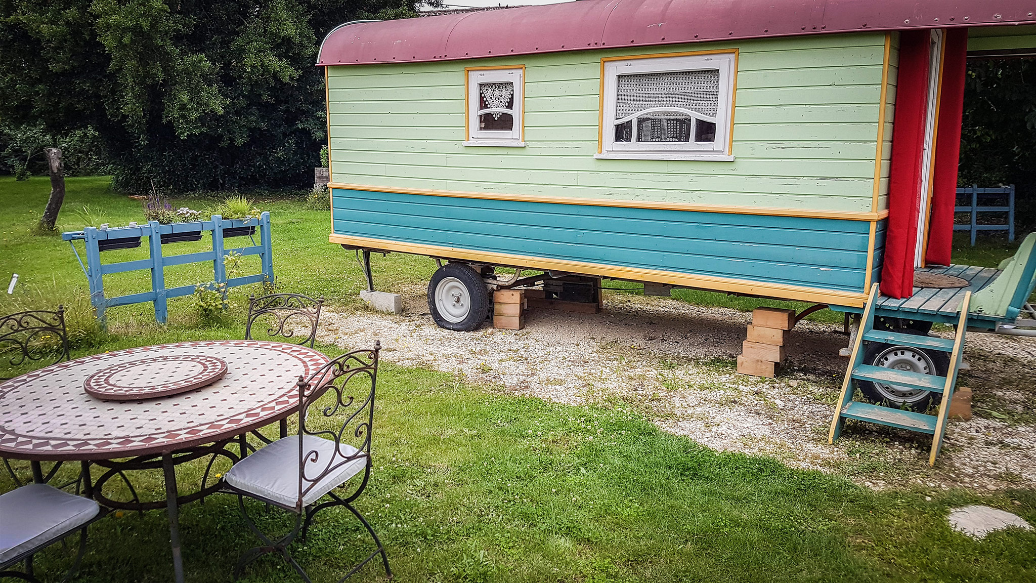 Roulotte climatisée avec piscine naturelle — Séjour paisible à La Ferme en Vienne à Poitiers — vue depuis la terrasse