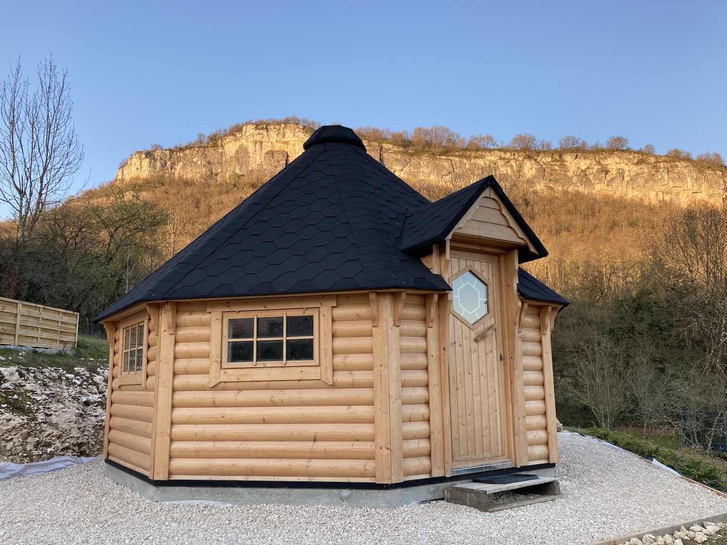 Kota Izieu : une immersion au cœur de la nature à Izieu — détail architectural