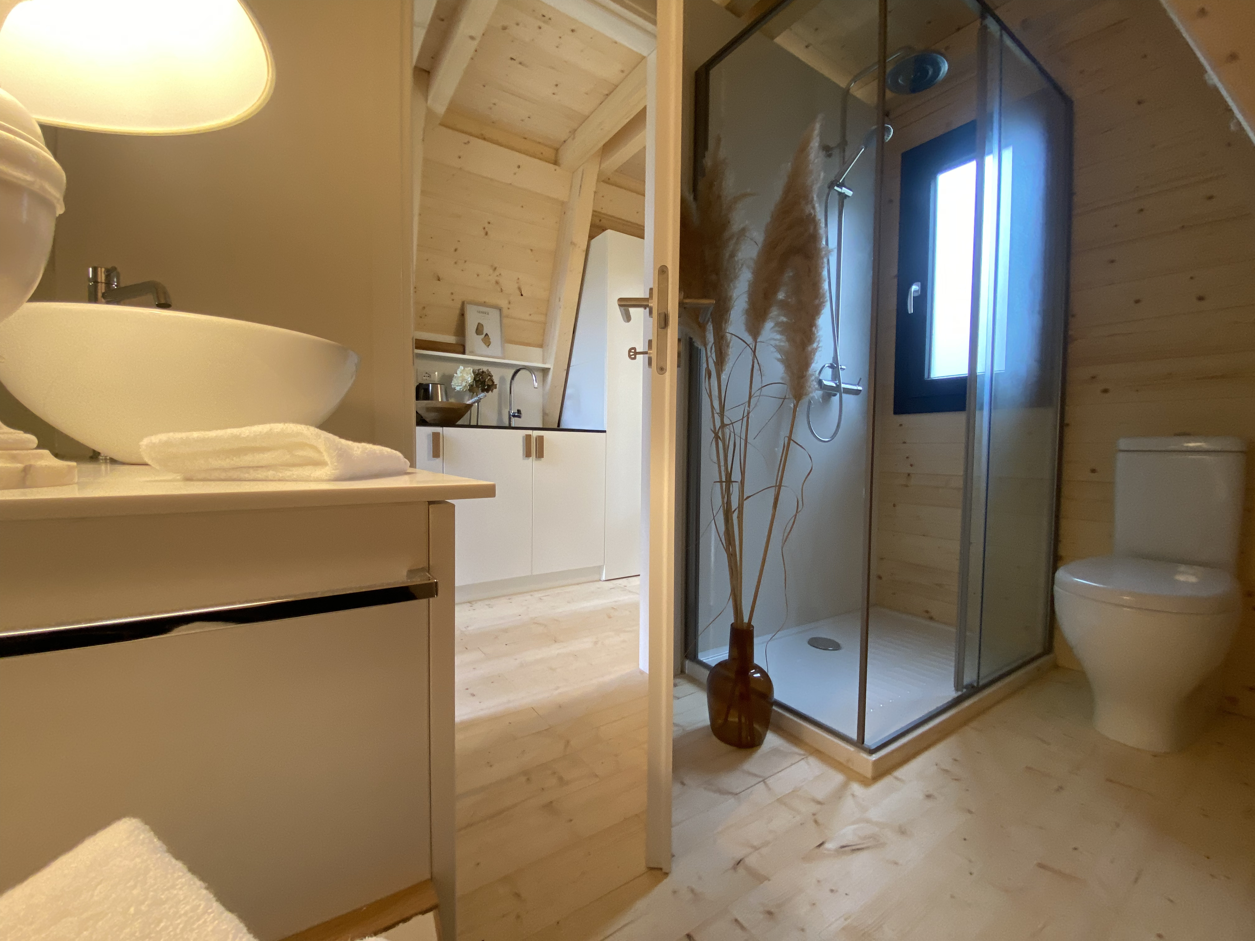 Ecolodge Rochechouart — Cabane avec vue imprenable au Château de la Mothe Chandeniers à Rochechouart — détail architectural