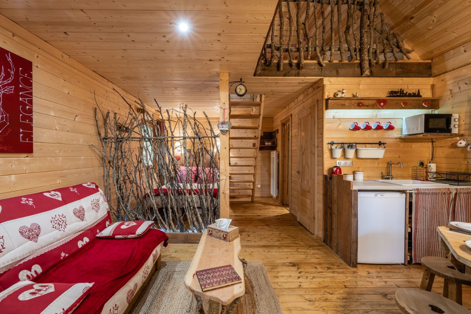 Cabane Spa Les Elfes : une escapade enchantée en hauteur à Saint Léger Les Mélèzes — chambre