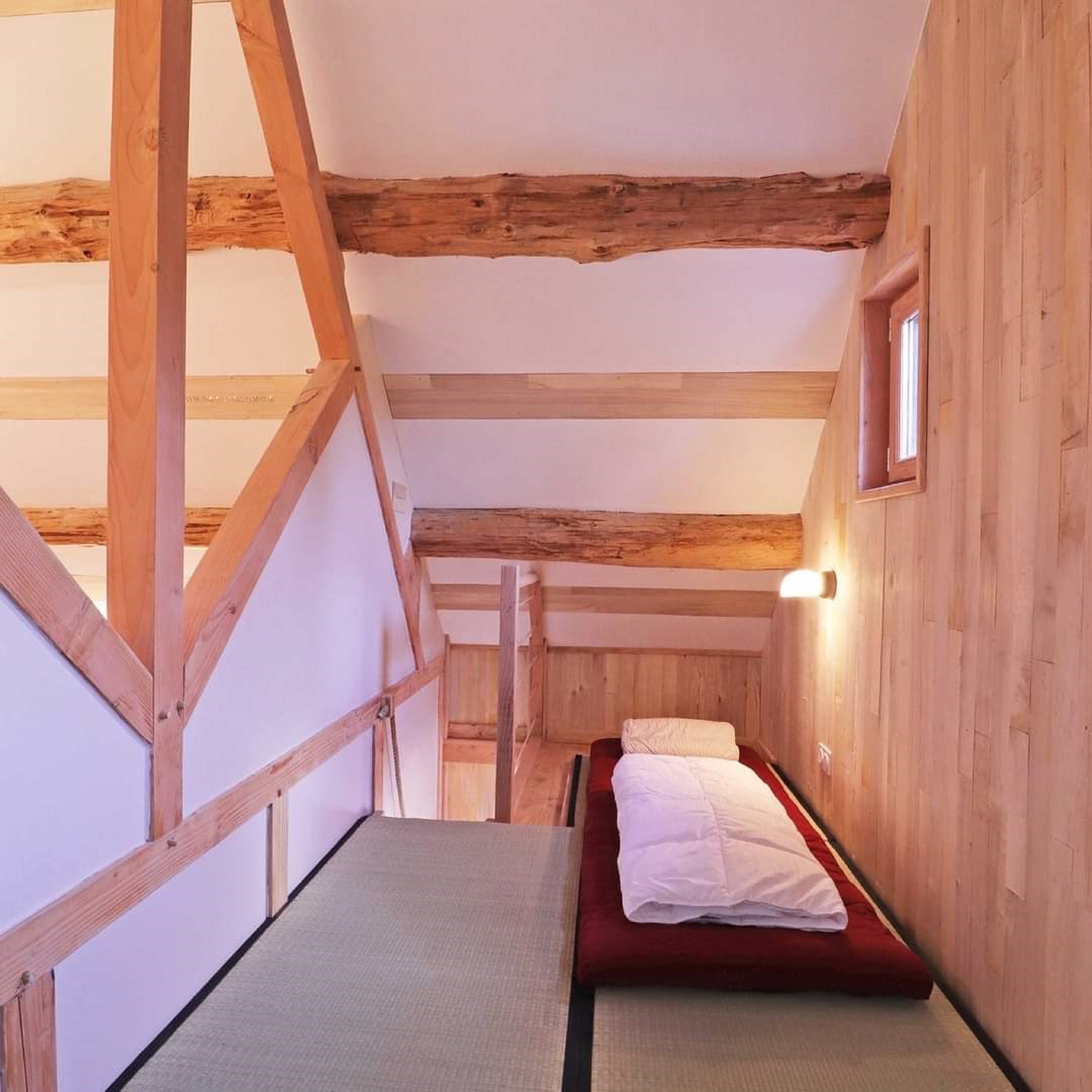 Le Pavillon Japonais : une cabane sur pilotis en pleine nature à Sainte-Honorine-La-Chardonne — détail architectural
