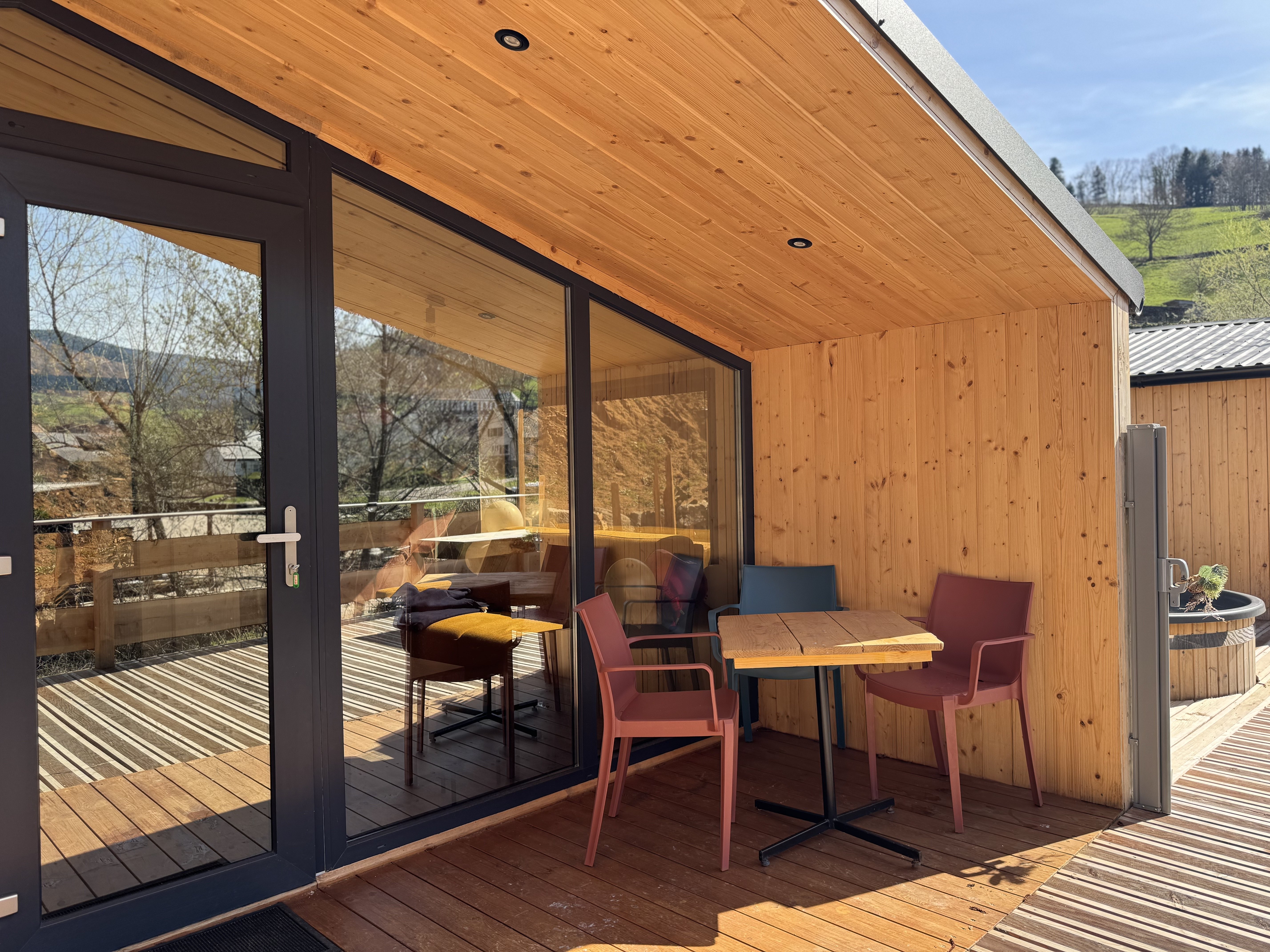 La Maison Céphée : une cabane avec bain nordique en Alsace à Orbey — vue depuis la terrasse