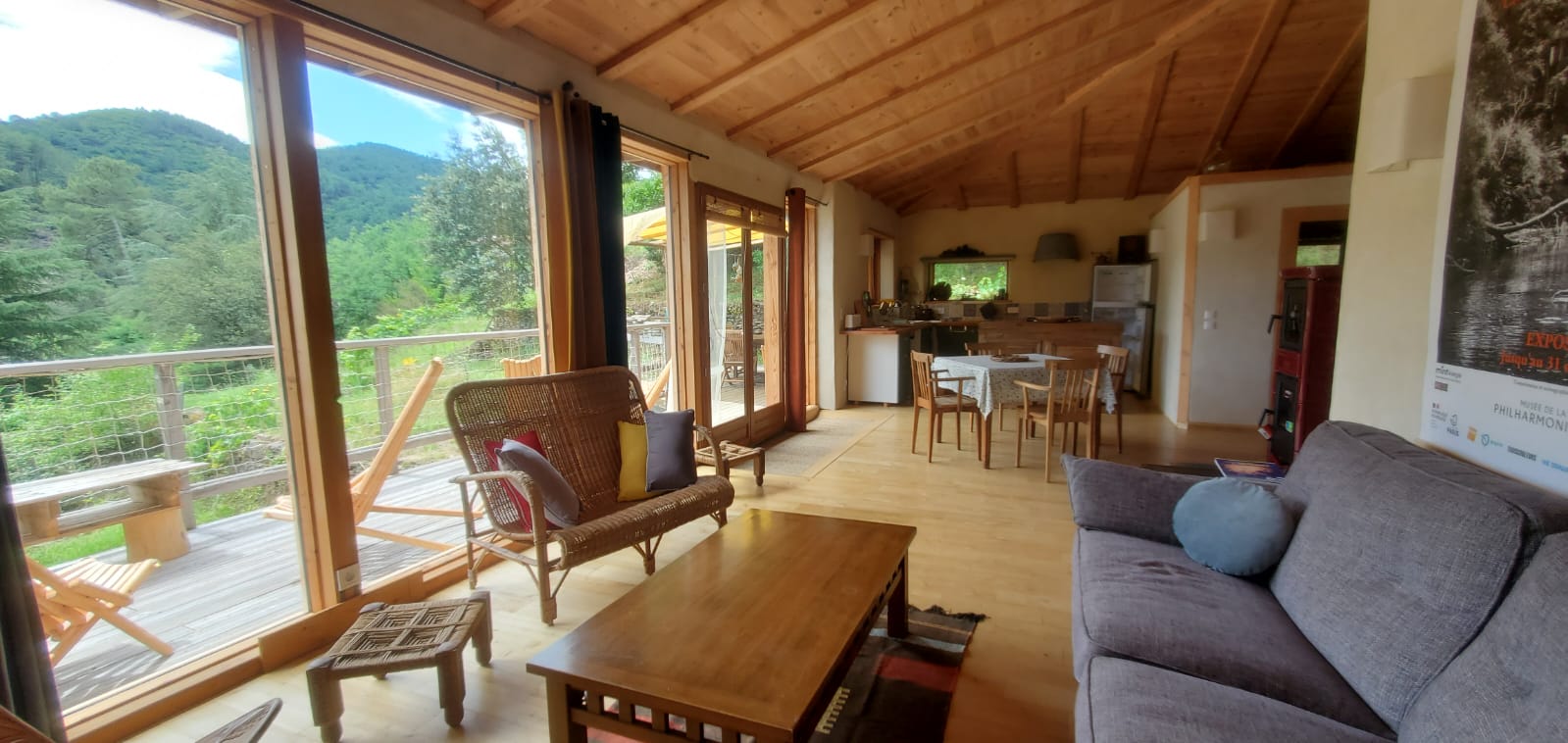 Cabane sur pilotis : une expérience unique au bord de la rivière à Chambon — environnement naturel