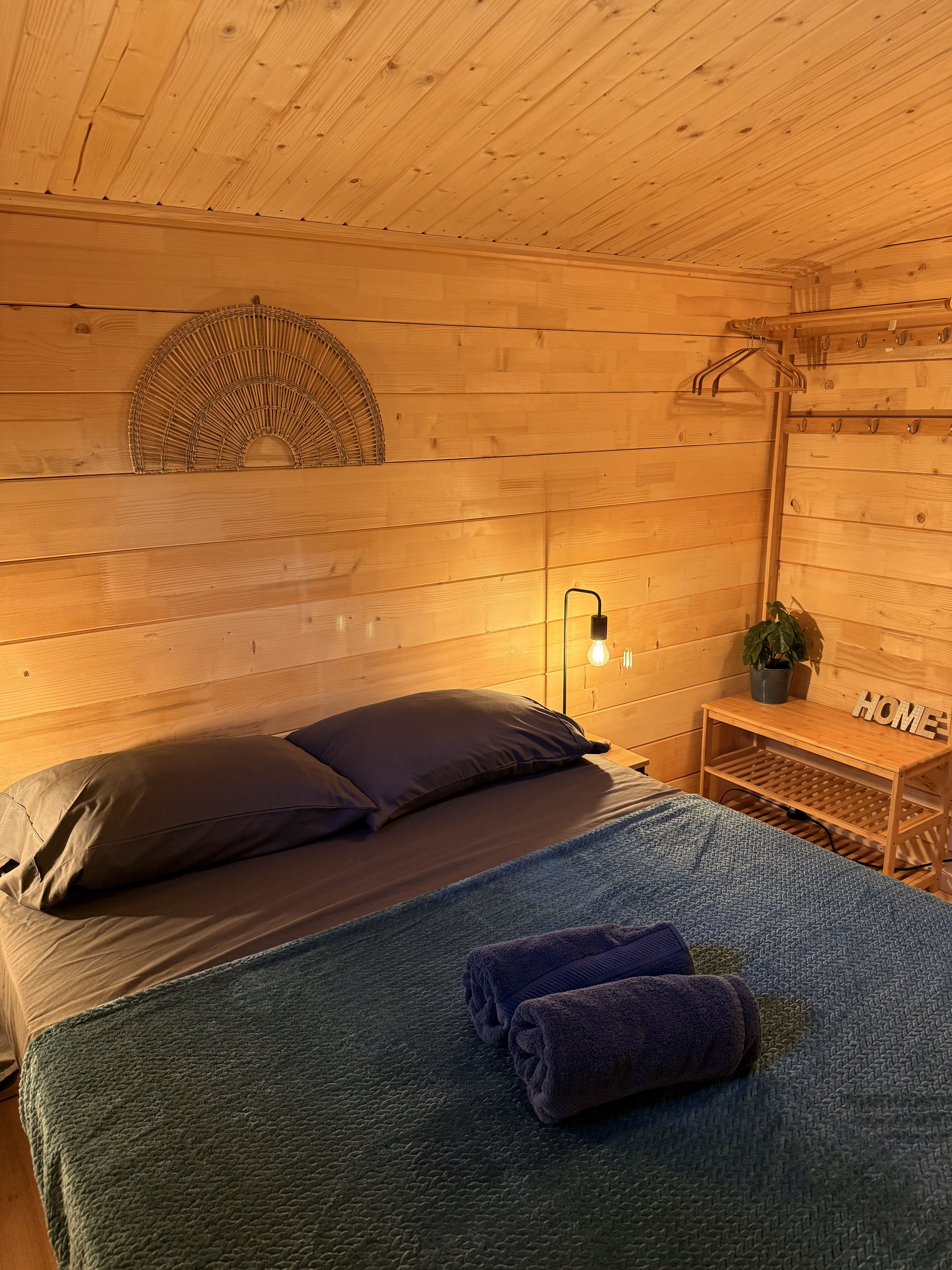 Lodge La Colibă — Chalet avec terrasse panoramique à Ain à Meillonnas — détail architectural