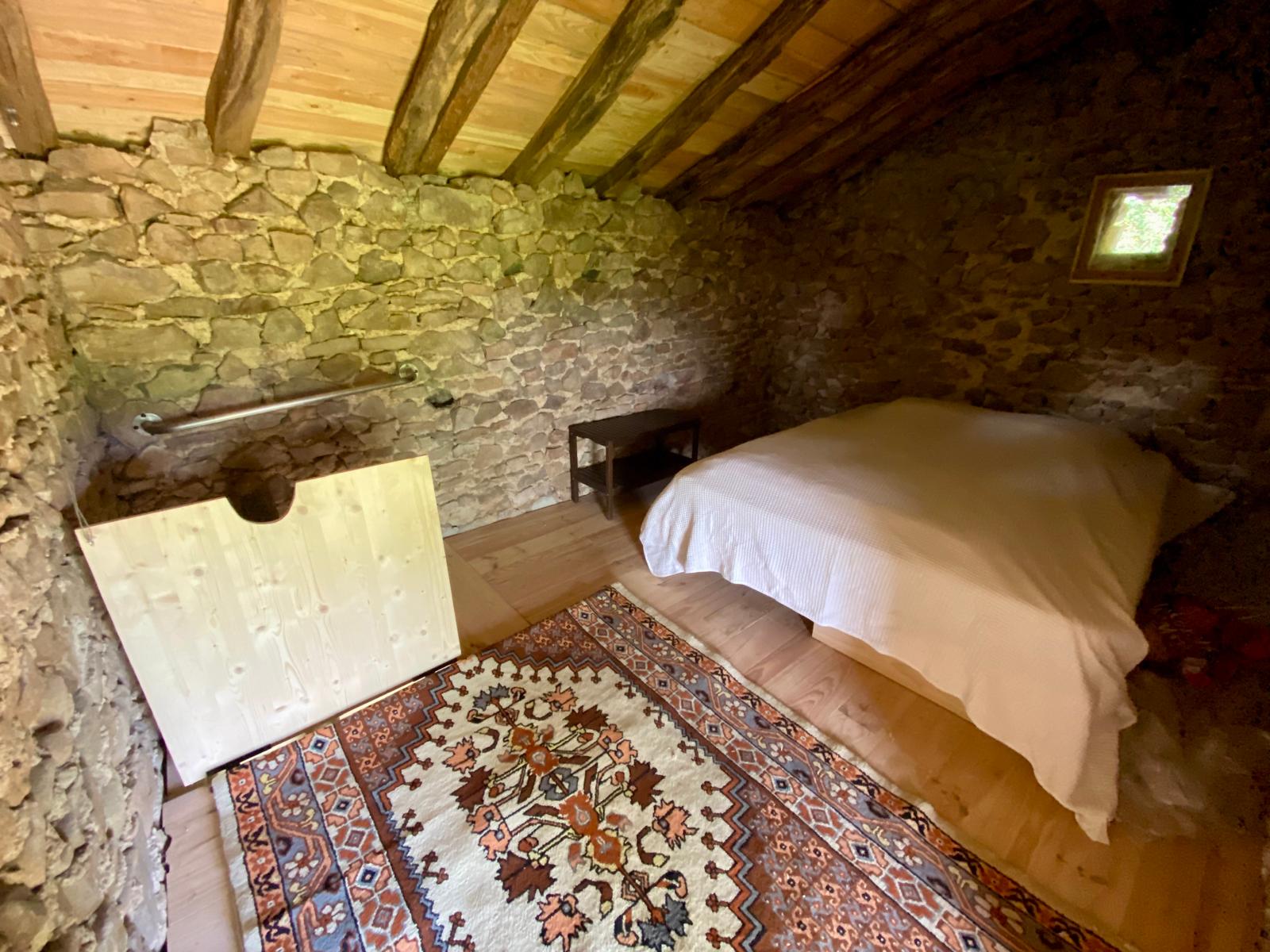 Cabane autonome dans les bois — Séjour nature à Saône-et-Loire à La Chapelle-du-Mont-de-France — détail architectural