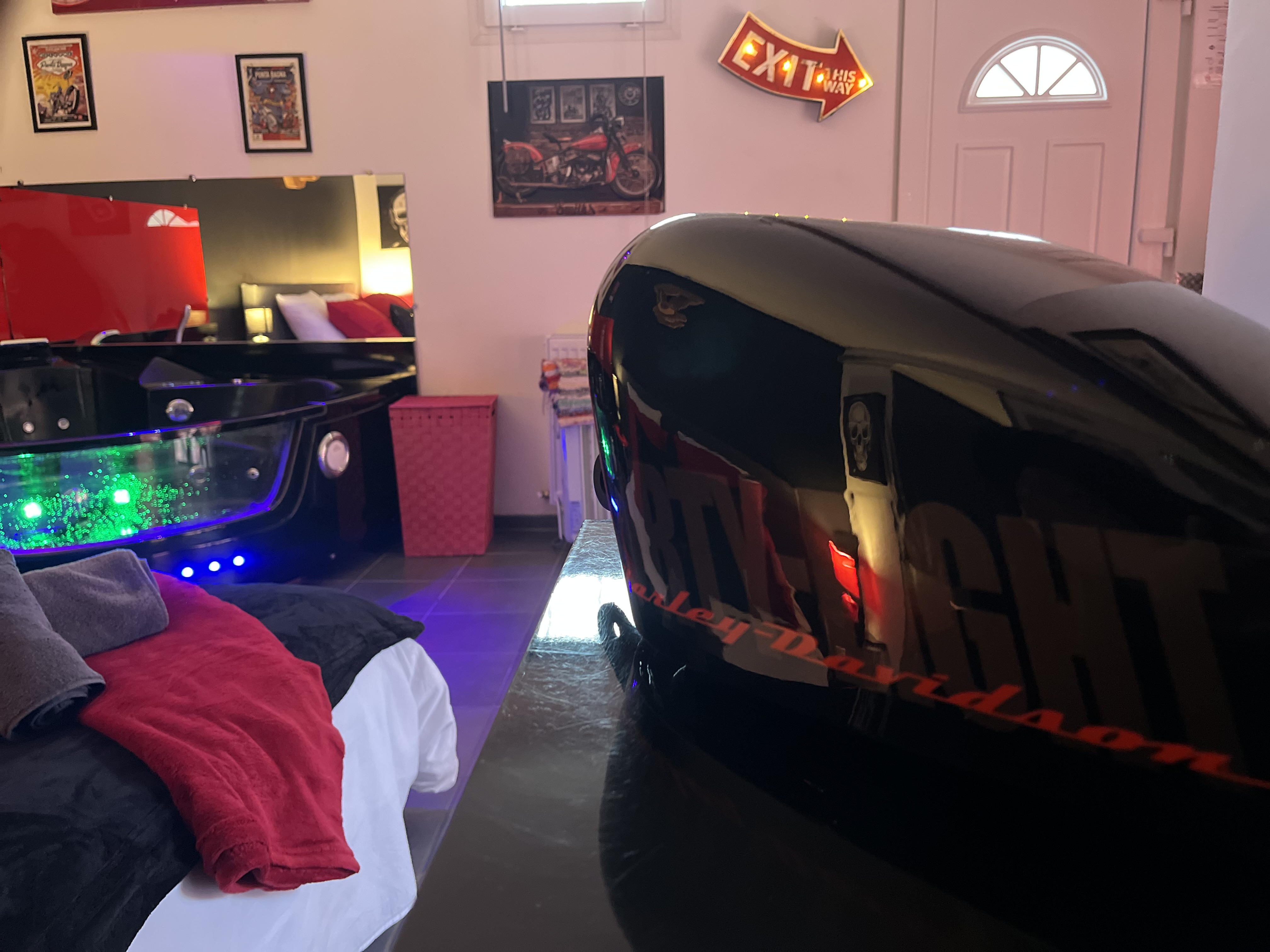 Kustom Kulture — Chambre à thème avec baignoire balnéo à Tarn à Albi — chambre