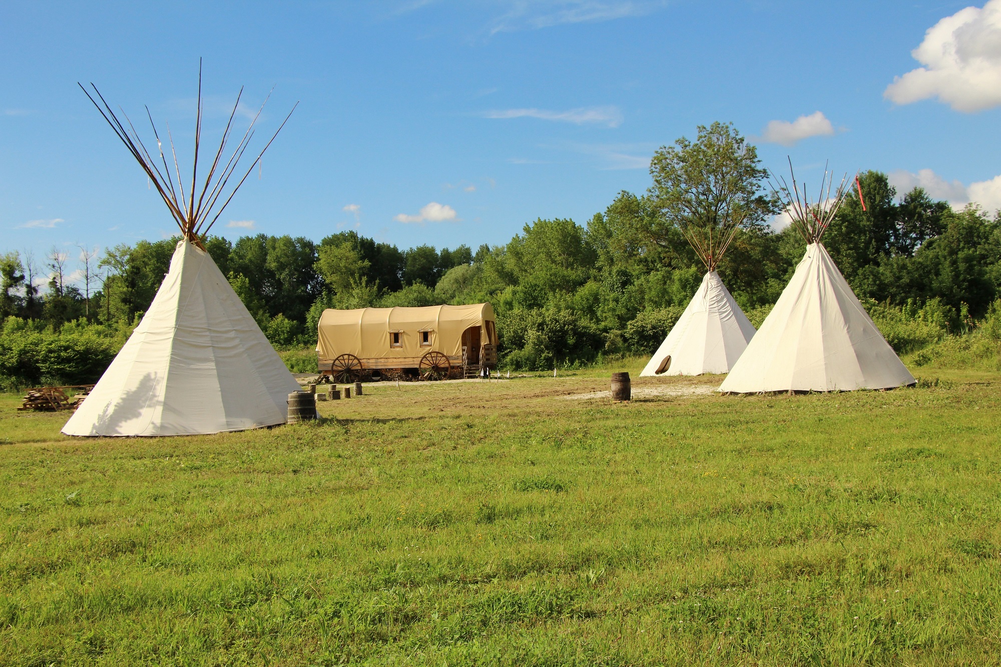 Séjournez dans un tipi au cœur de la Champagne-Ardenne à Barberey St Sulpice — chambre