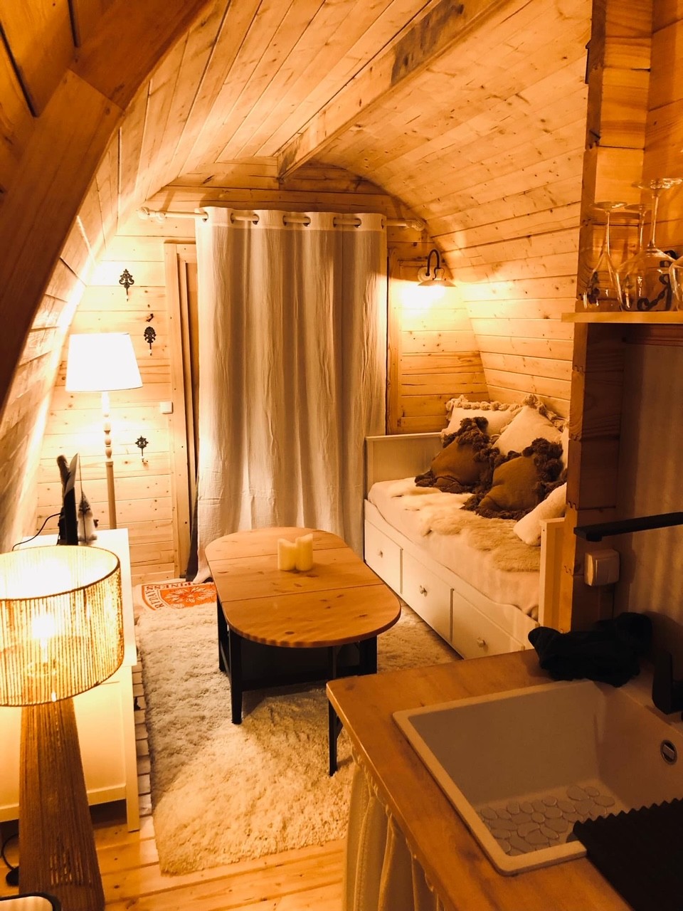 La P’tite Berta — Cabane avec spa à Yonne à Villeneuve-Saint-Salves — espace de vie