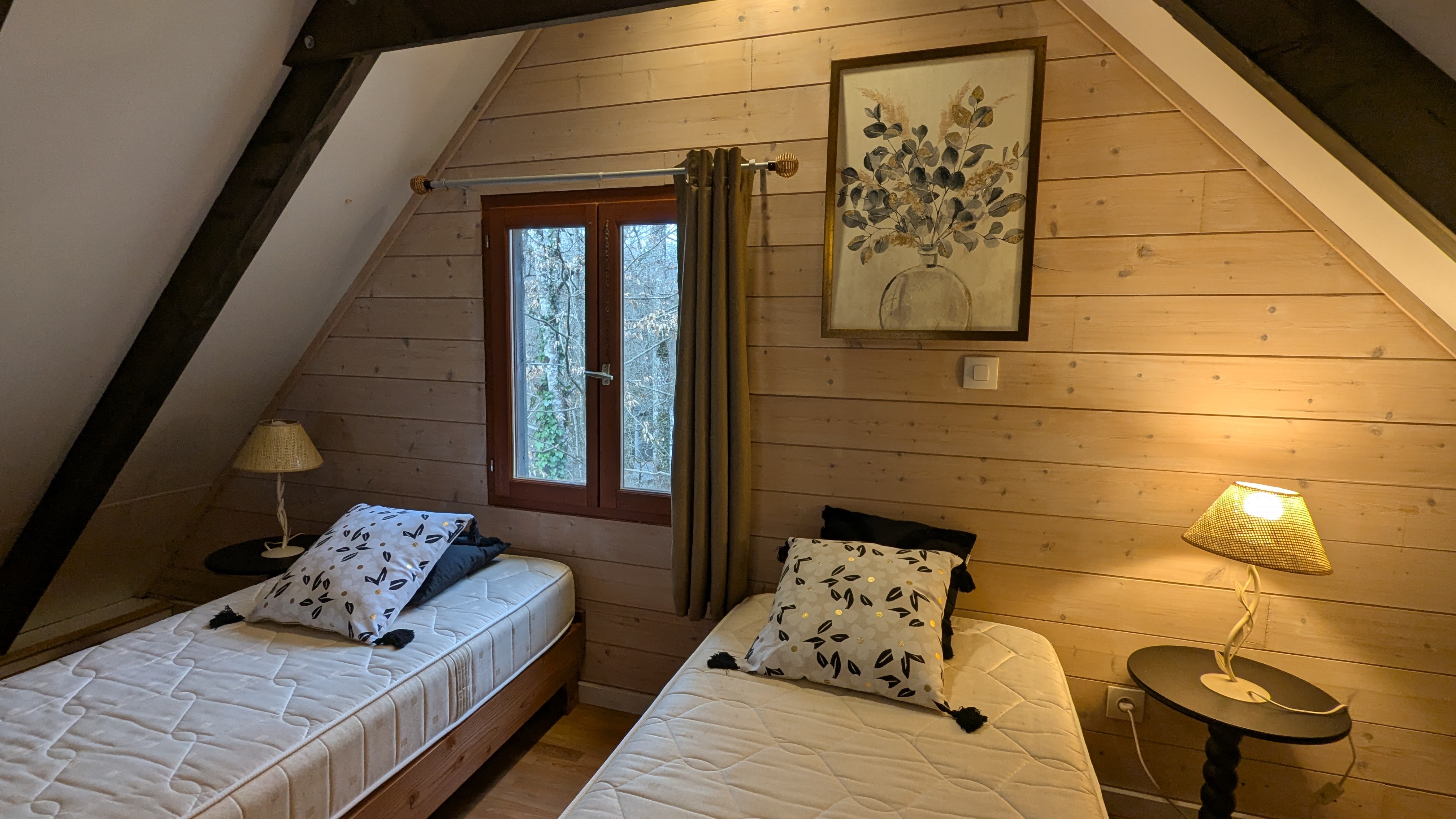 Chalet Grand Chêne : une évasion romantique avec spa privatif à Biron — chambre