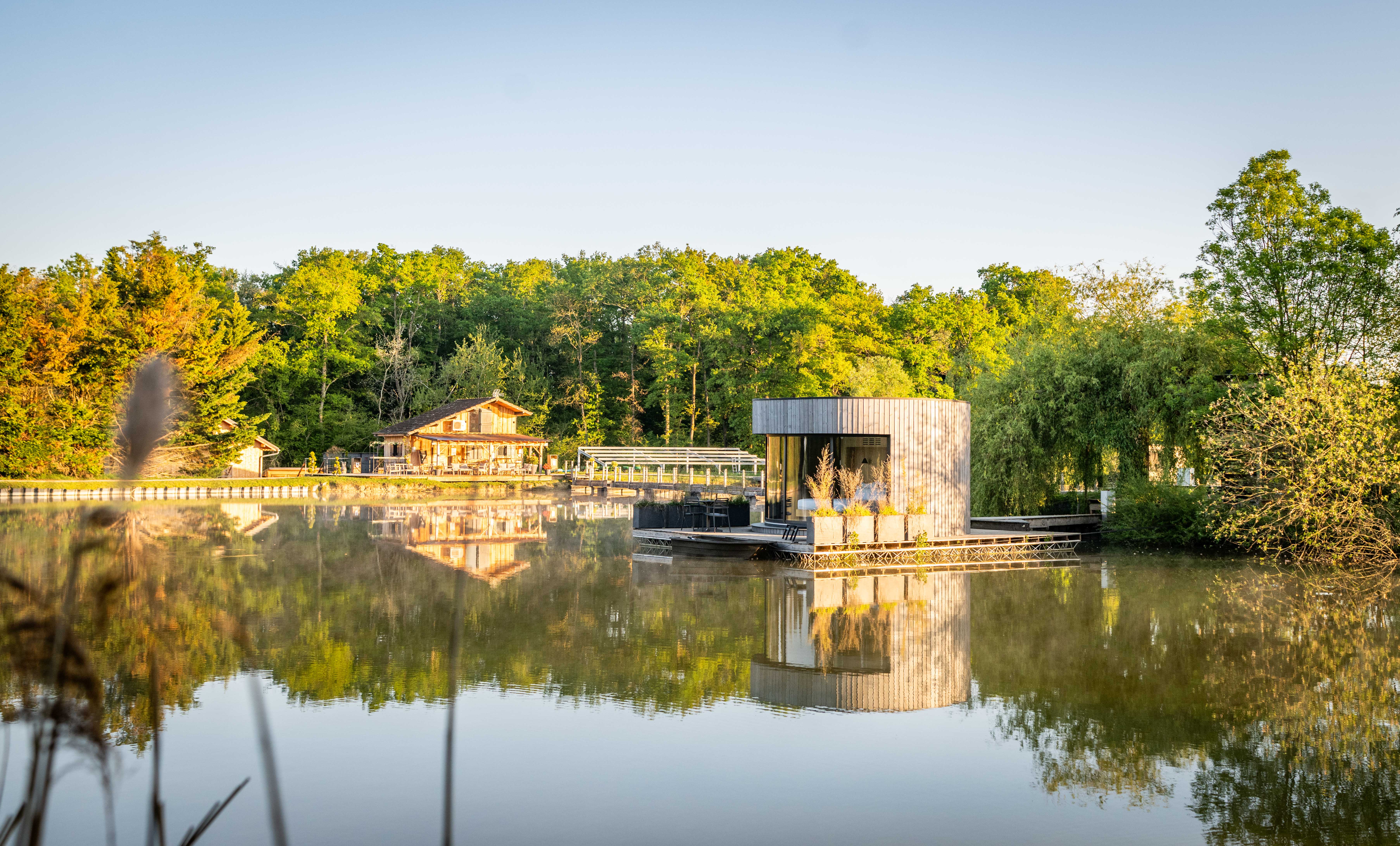 LUMIPOD SPA FLOTTANT — Cabane sur l'eau avec spa privatif à Ain à Meillonnas — chambre