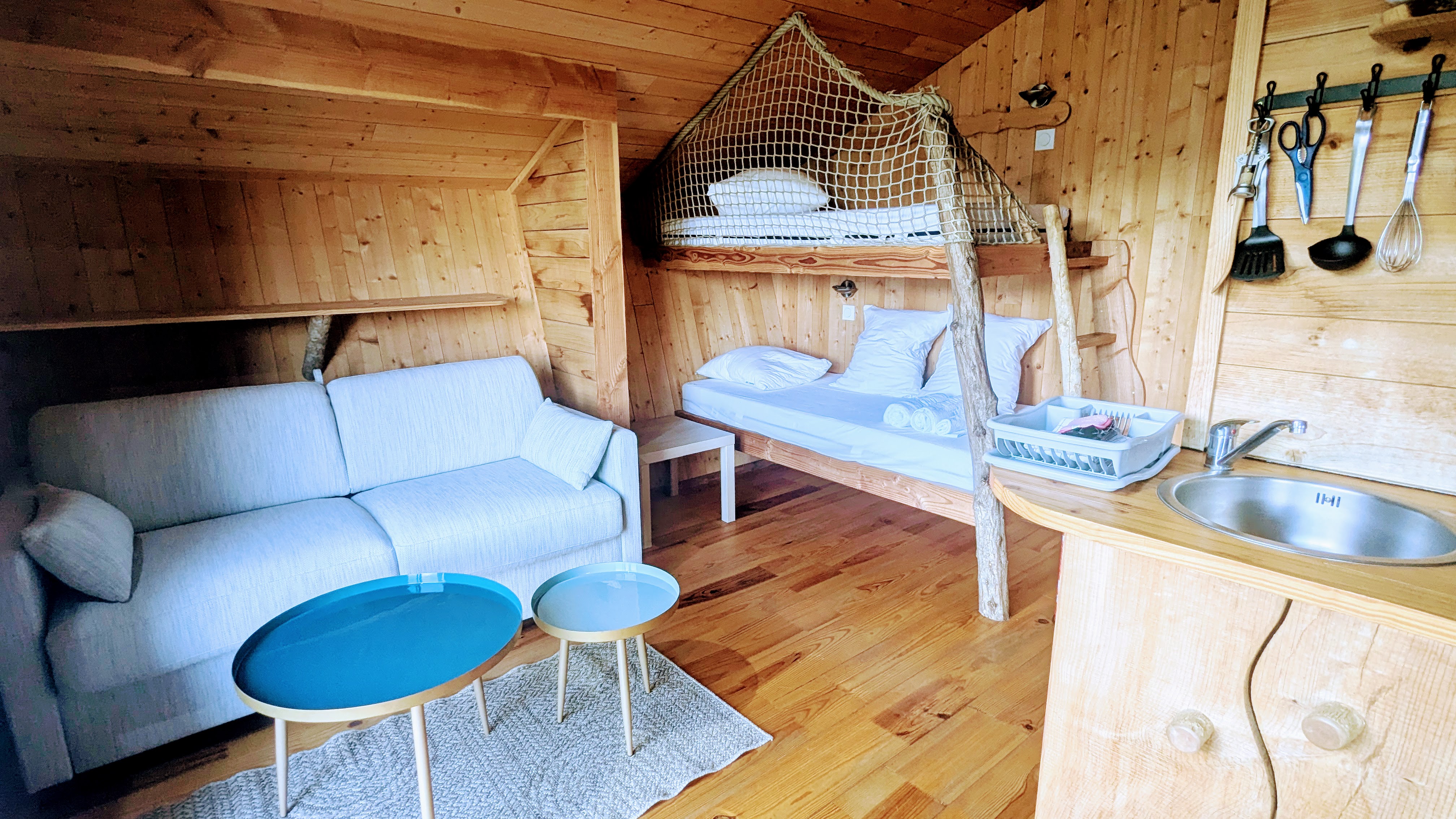 La Genévrière : une cabane sur pilotis au cœur de la nature à Serrières-Sur-Ain — détail architectural