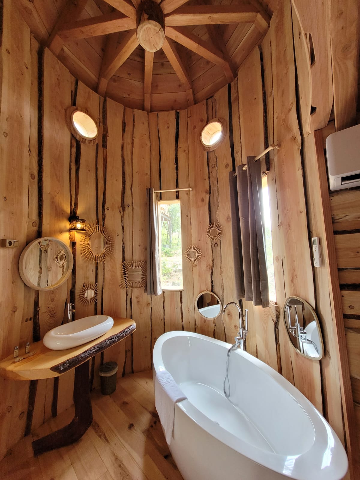La cabane & spa Cupidon — Cabane dans les arbres avec spa à 6m en Ardèche à Le Teil — vue depuis la terrasse