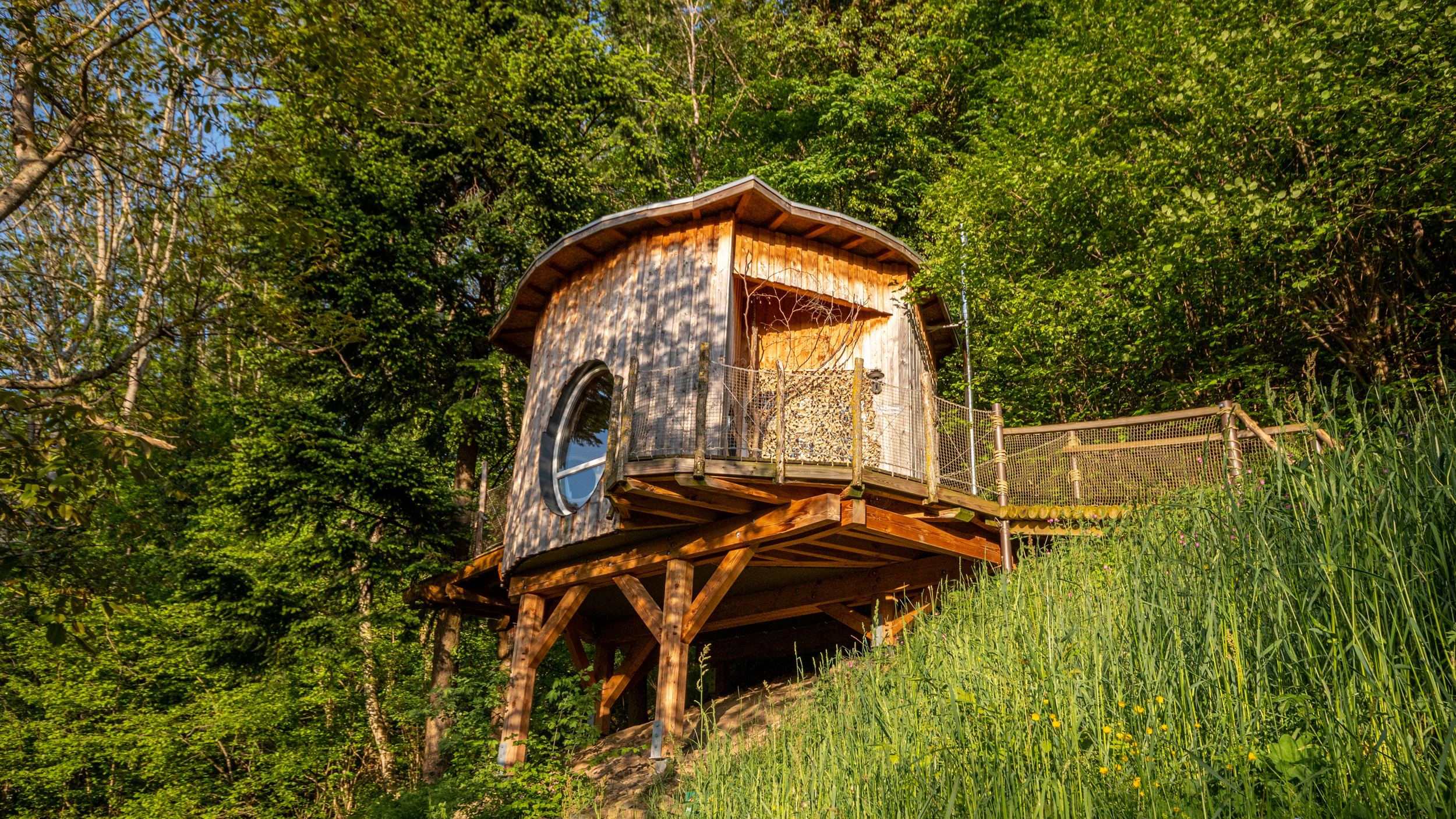 La cabane spa islandaise : une évasion perchée en Alsace