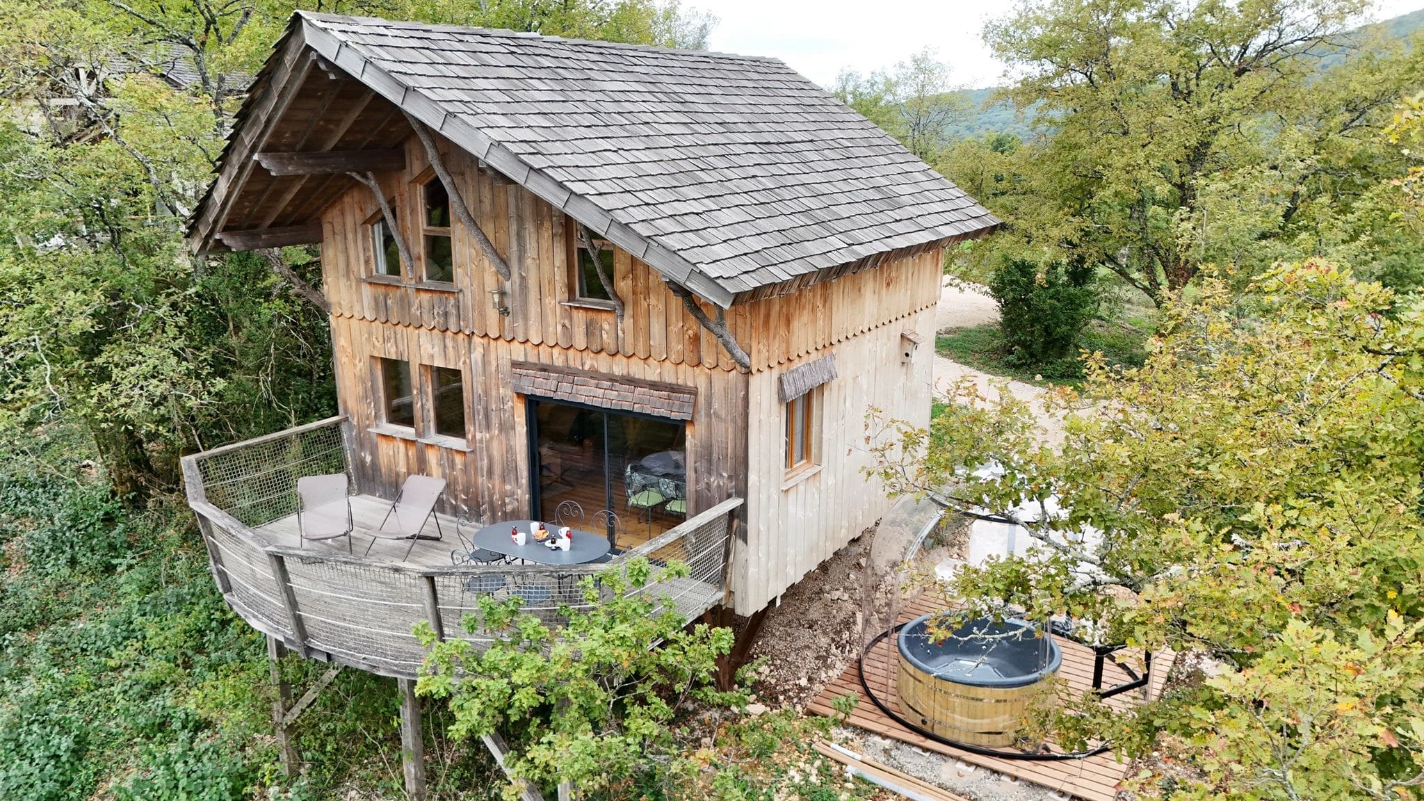 Lodge La Fustière — Cabane sur pilotis avec SPA à Ain
