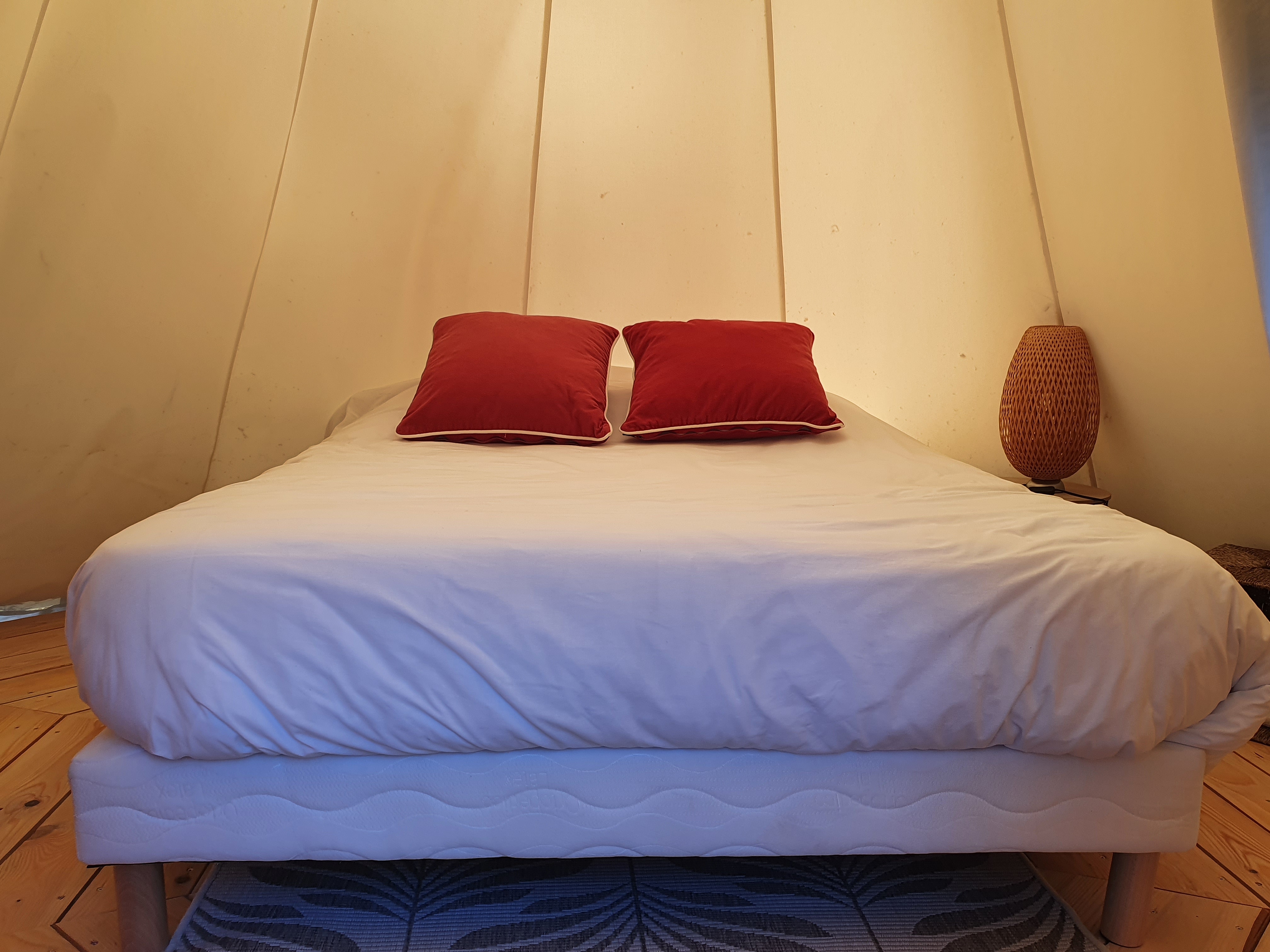 Un tipi lodge avec spa privatif pour une escapade romantique à Vogüé — espace de vie