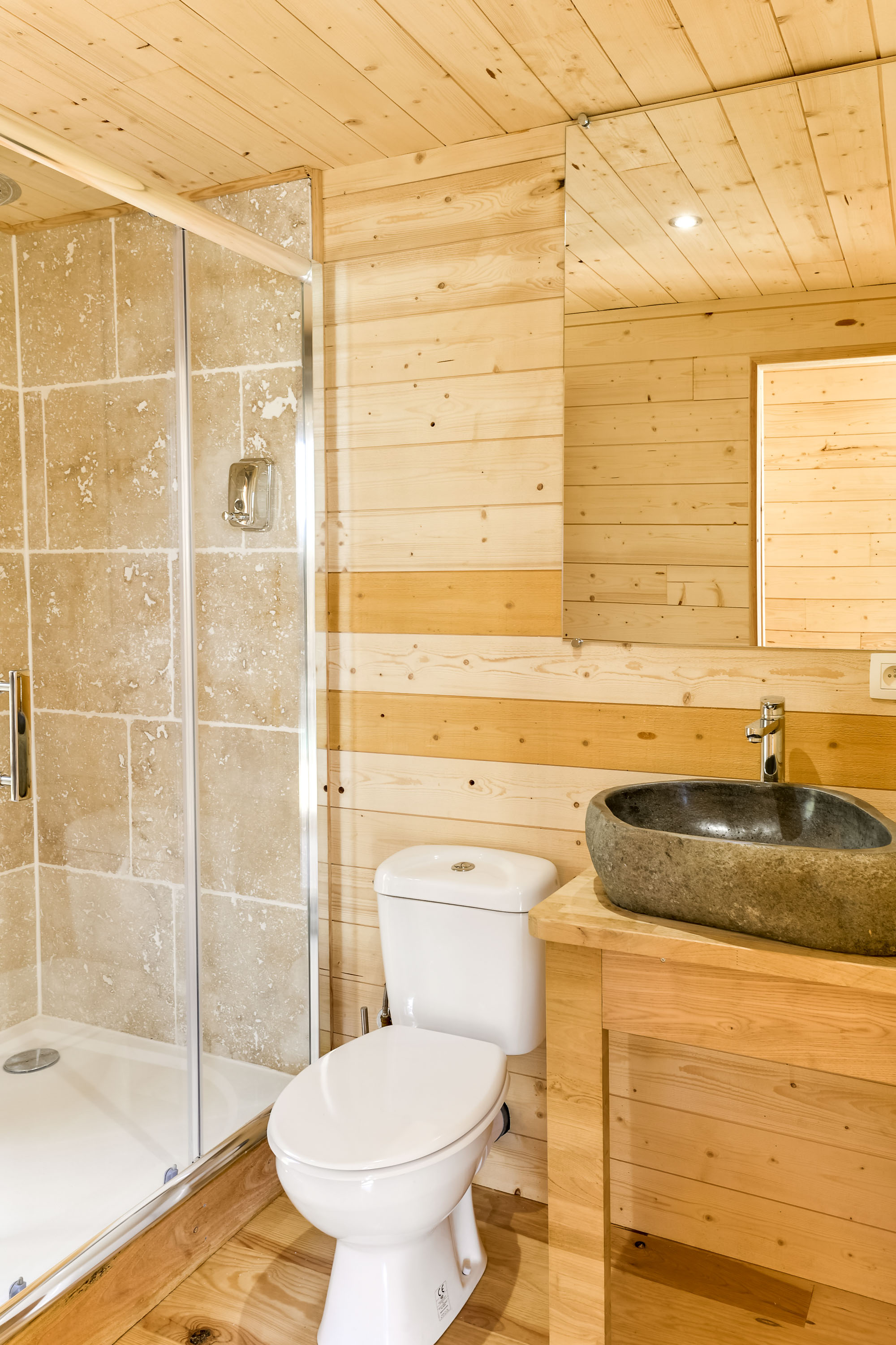 Cabane Spa Bora Bora : une évasion sur l'eau en Provence à Sorgues — environnement naturel