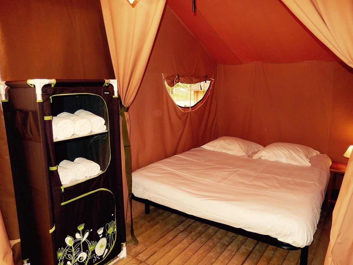 Un lodge safari PMR au cœur des châteaux de la Loire à Angé — salle de bain
