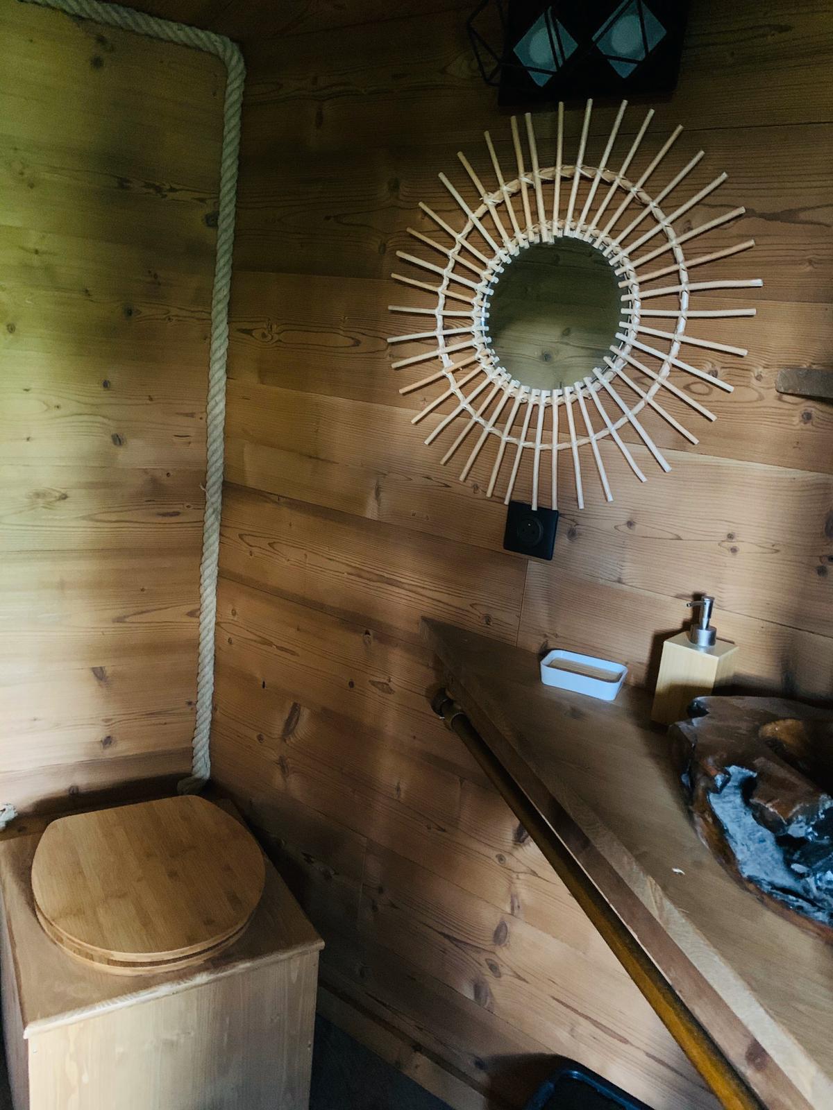 La Cabane dans les arbres de Valmo'Insolite — Nuit perchée à 4m en Savoie à Les Avanchers-Valmorel — détail architectural