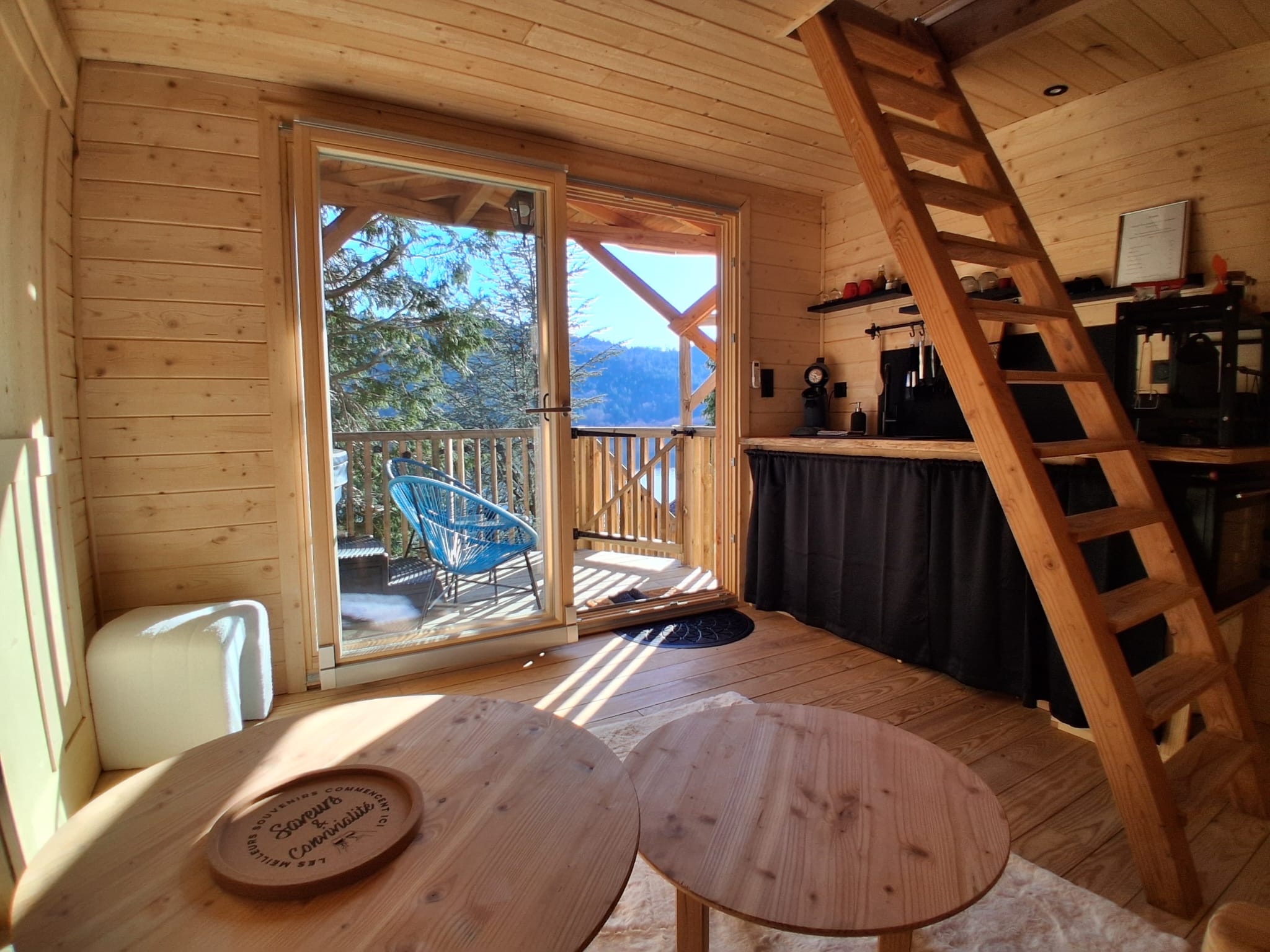 Lac'abane spa'bulleuse — Cabane sur pilotis avec spa au Puy-de-Dôme à Chambon-sur-Lac — salle de bain