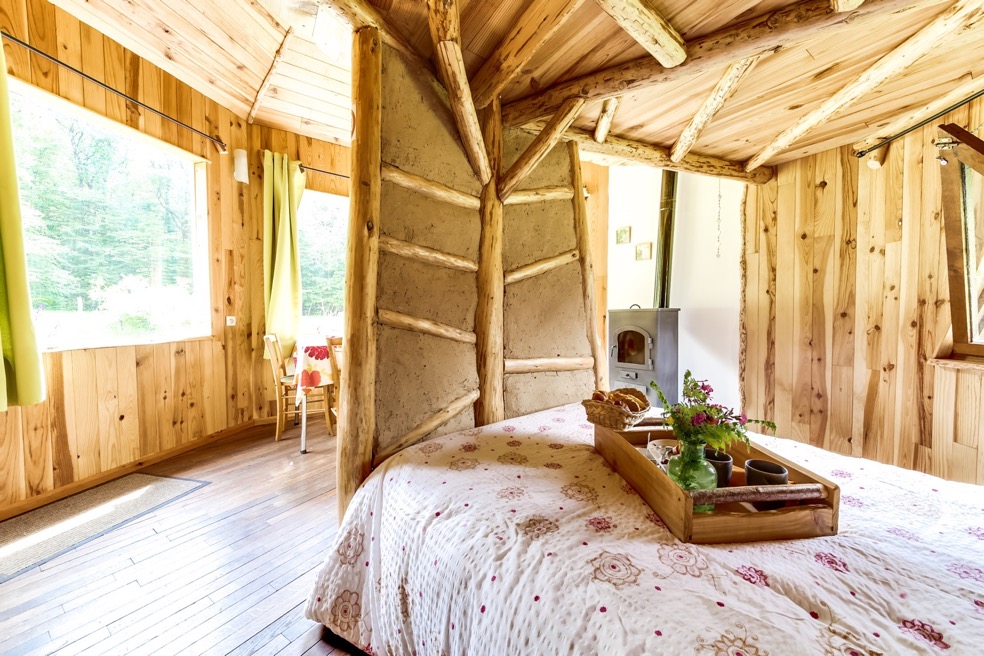 La Cabane en Bois : une immersion au cœur de la Lorraine à Claudon — vue intérieure