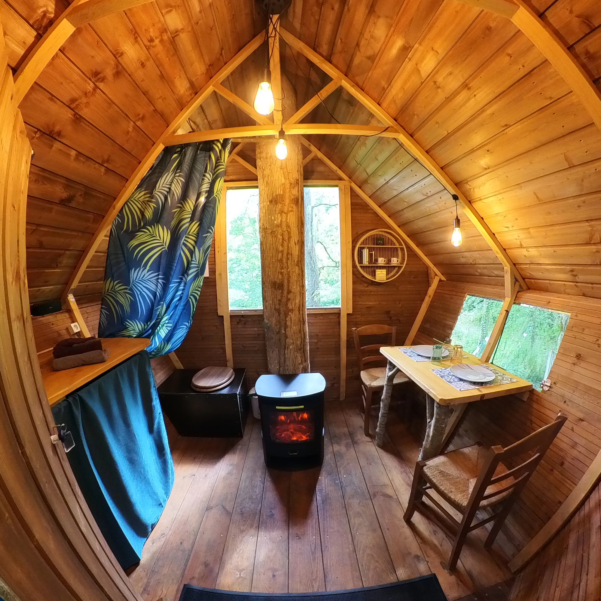 Le Nid des Farfadets : une cabane perchée au cœur de la nature à Chamigny — cuisine