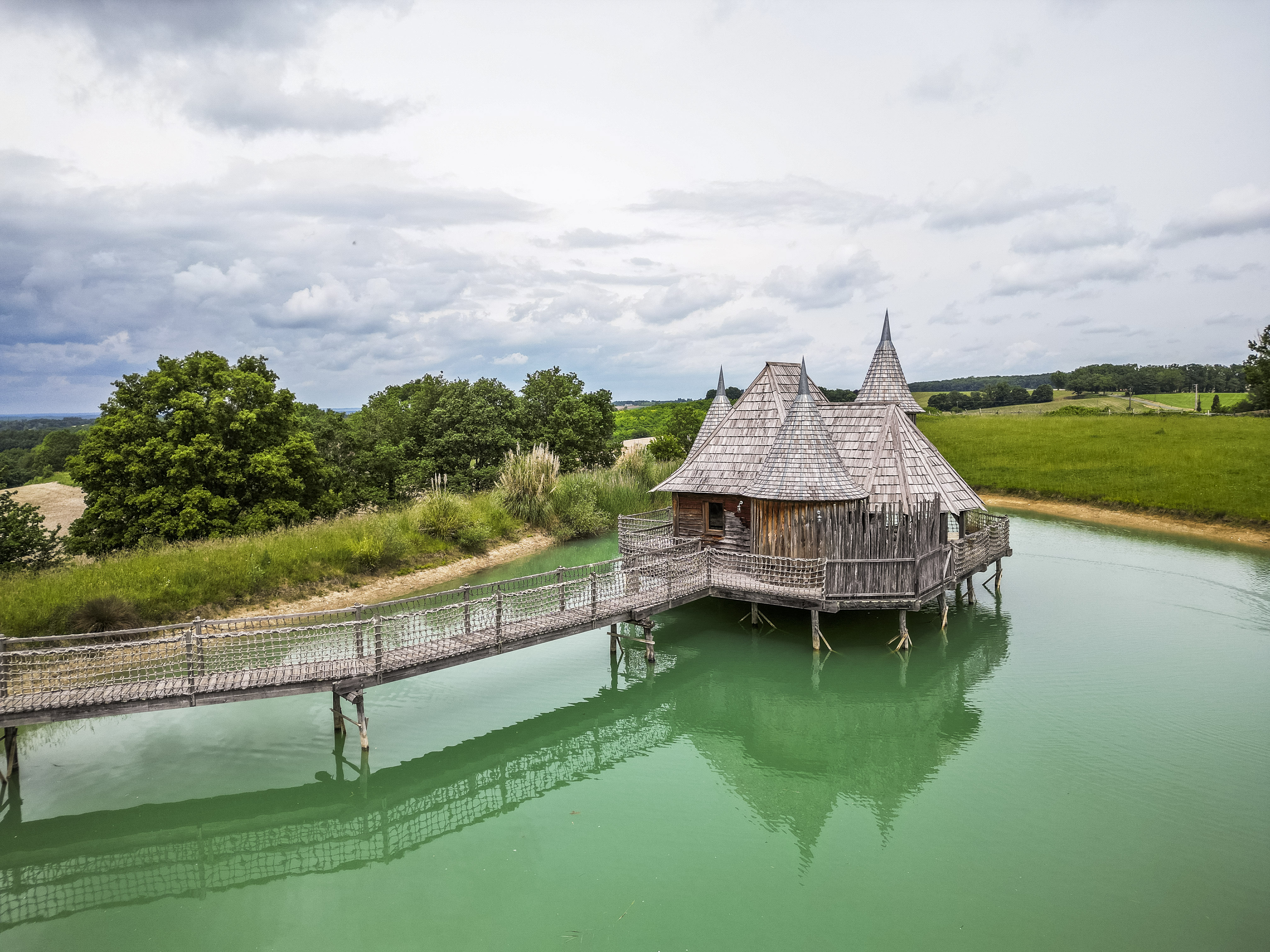 Évasion romantique dans une cabane château avec spa et sauna à Beaumontois En Perigord — détail architectural