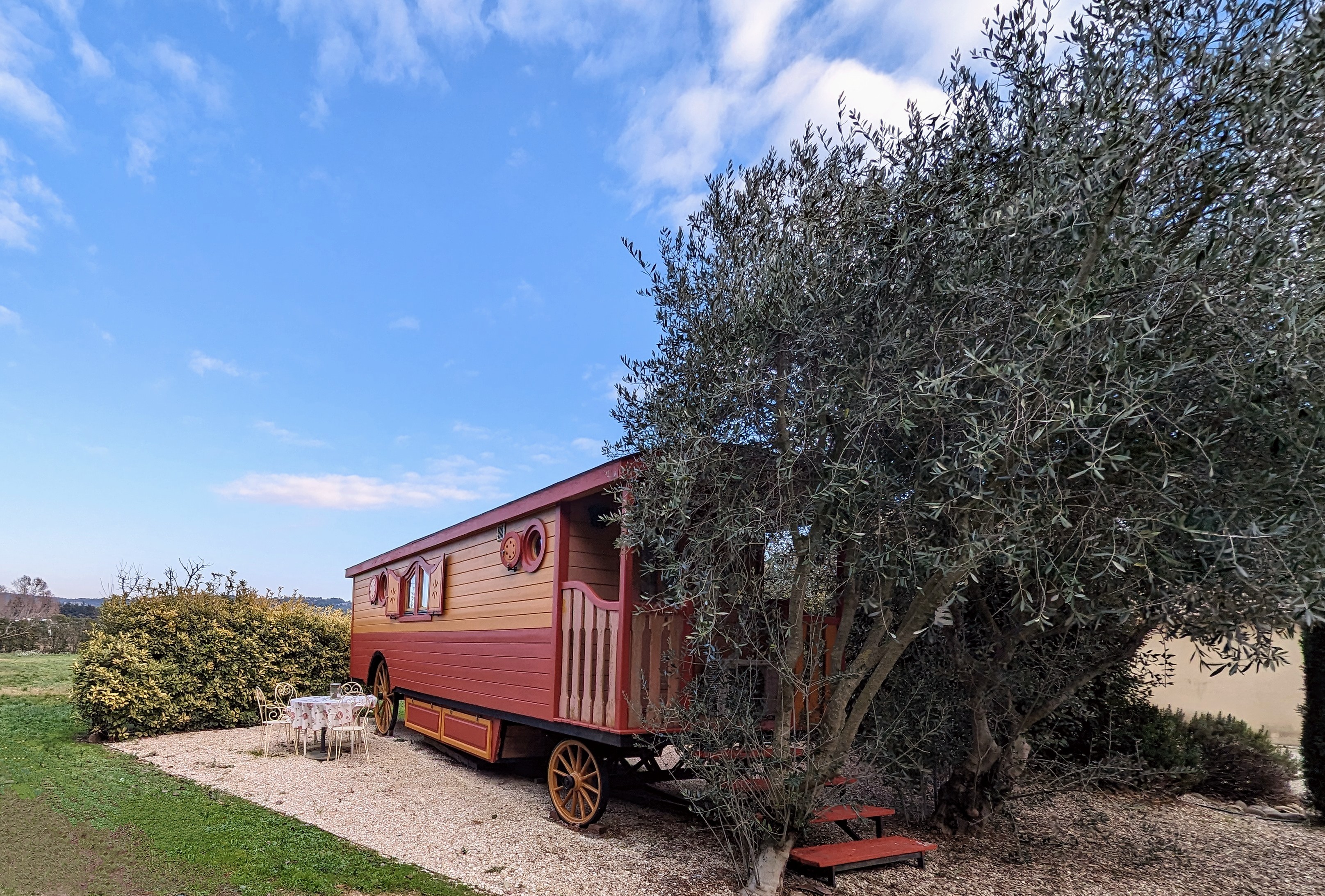 Séjournez dans une roulotte enchantée au cœur du Luberon à Lagnes — vue depuis la terrasse