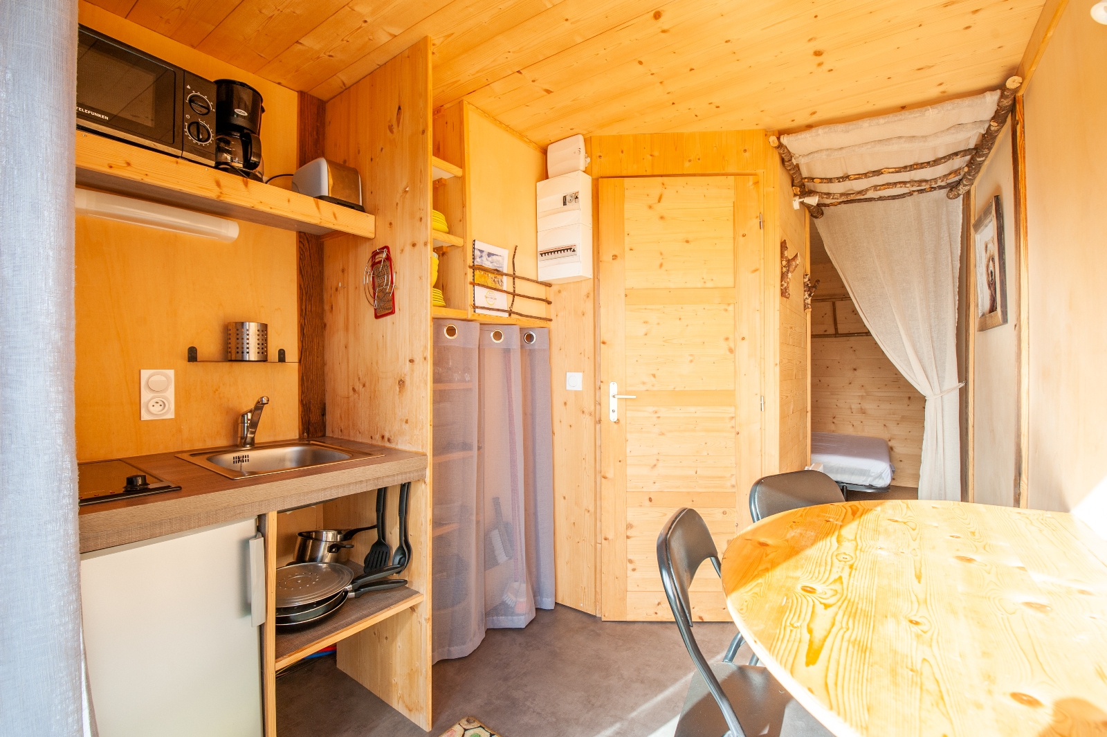 Cabane végétalisée en Auvergne : un refuge au cœur de la nature à St Urcize — environnement naturel