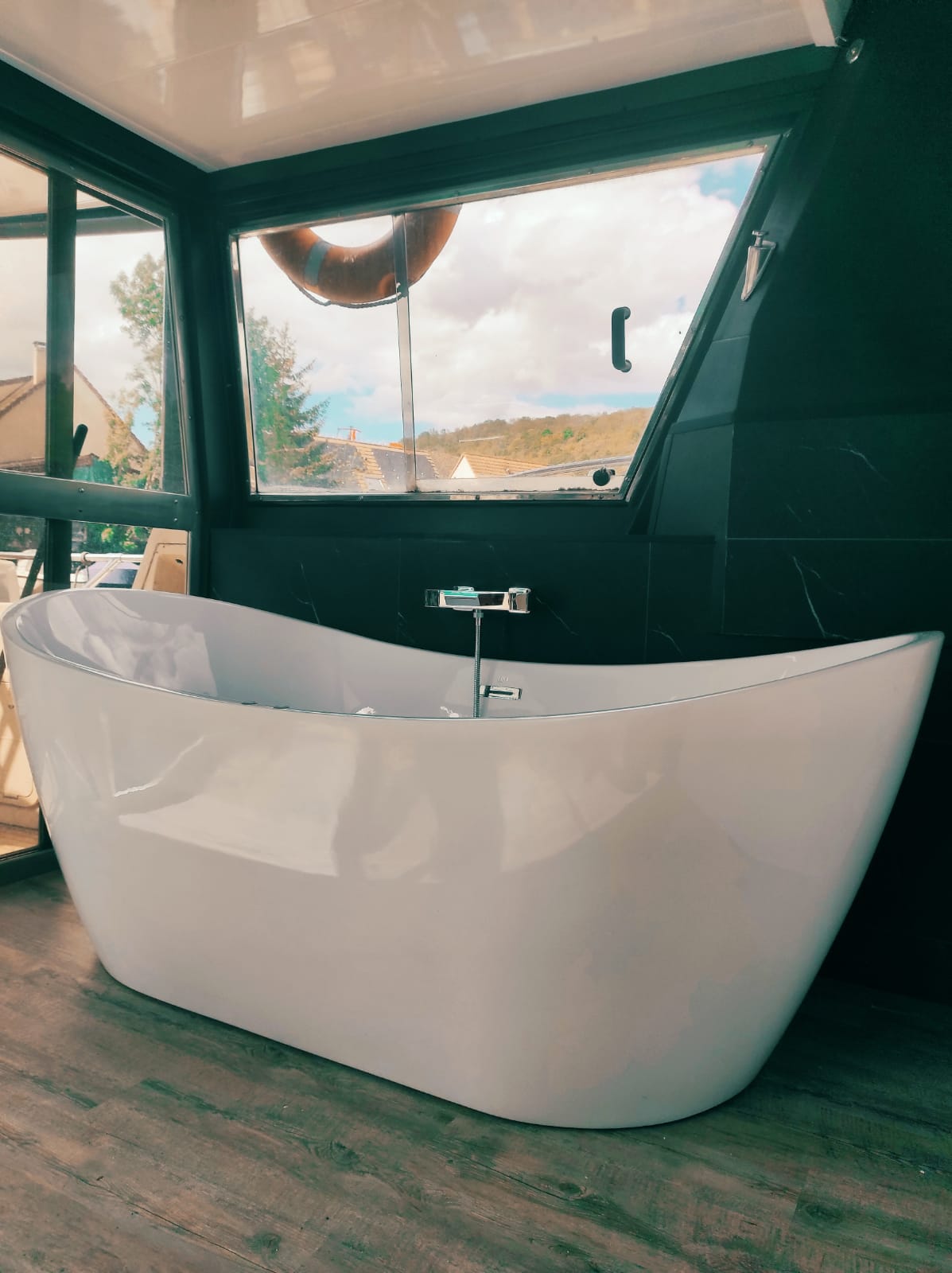 Yacht L'Odysea — Péniche avec spa à Port Ilon (Yvelines) à Saint-Martin-la-Garenne — salle de bain