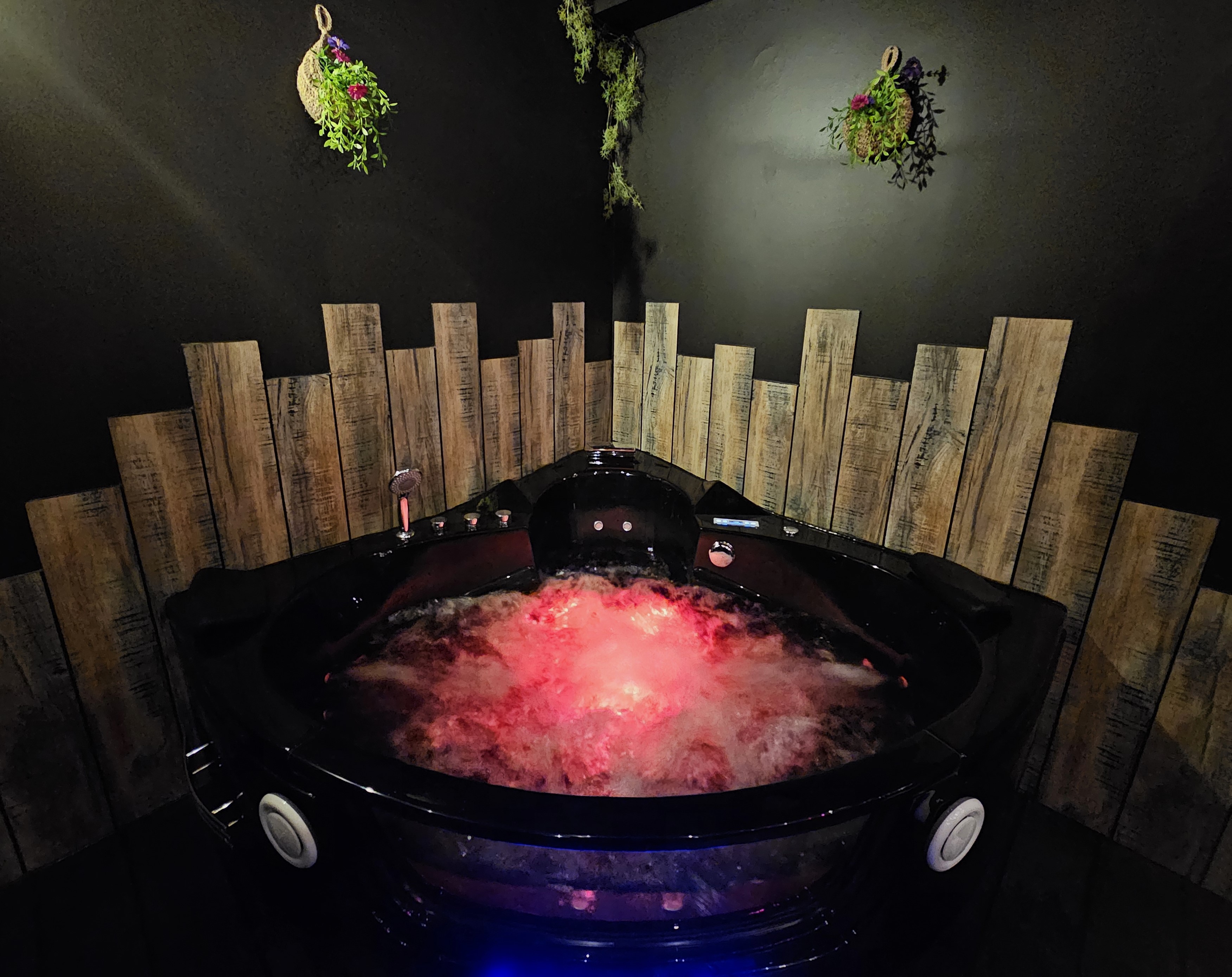Secret Love Garden — Maison insolite avec spa à Crémieu à Crémieu — salle de bain