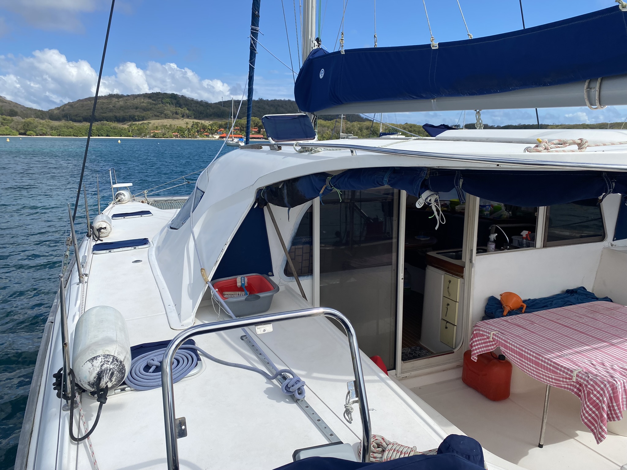 Cabine sur catamaran Lady ISIS : une expérience maritime en Martinique à Sainte-Anne — vue intérieure
