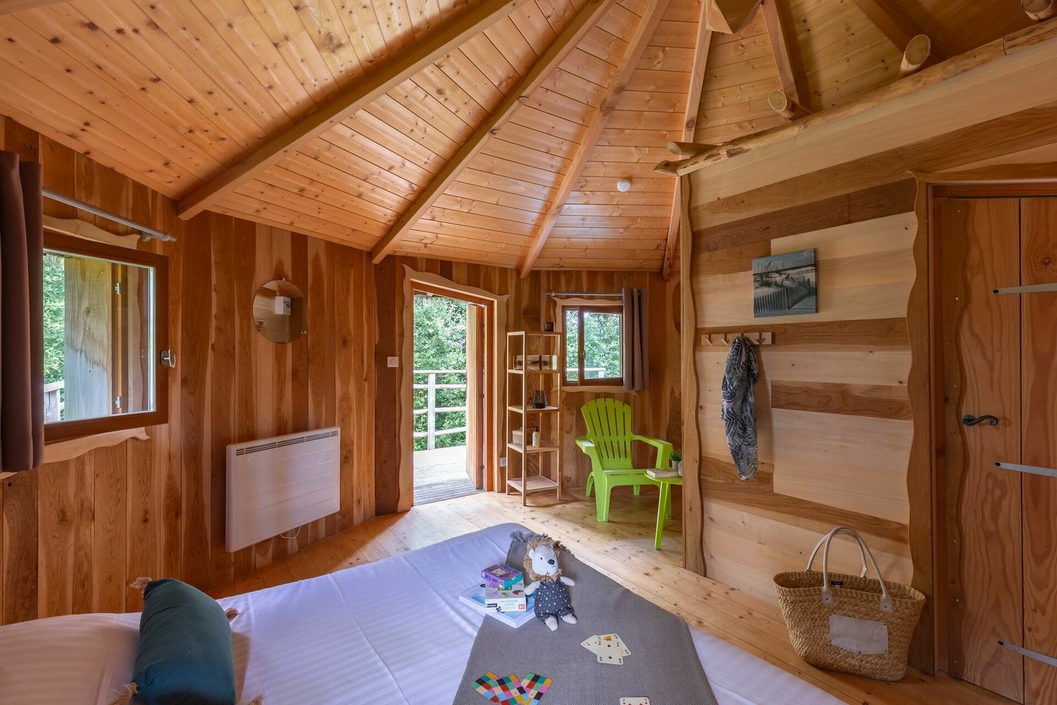 La Hutte Aigrette : une cabane flottante au cœur de la nature à Pressac — chambre