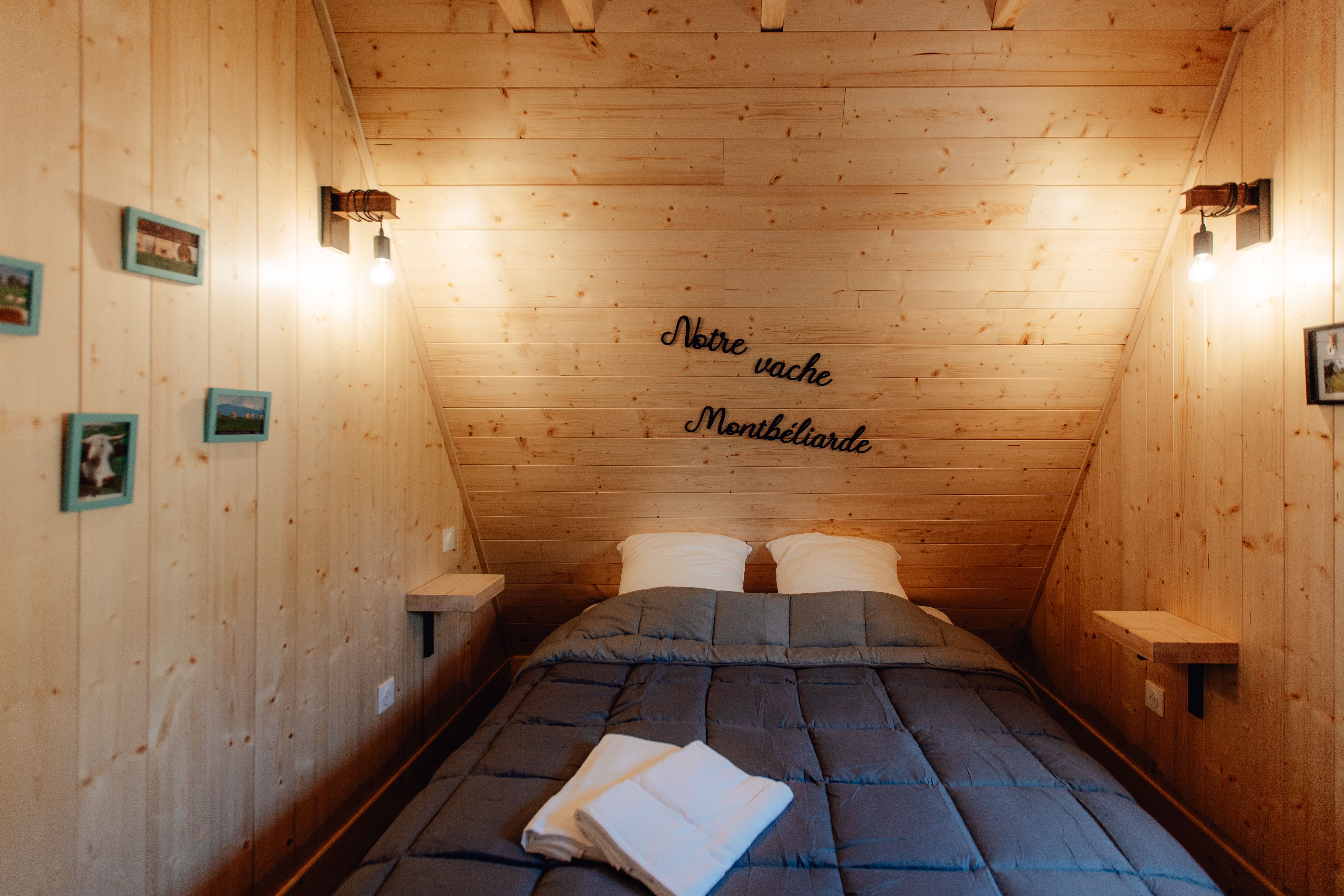 Chalet Montbeliarde : une cabane au cœur de la nature à Coyron — vue depuis la terrasse