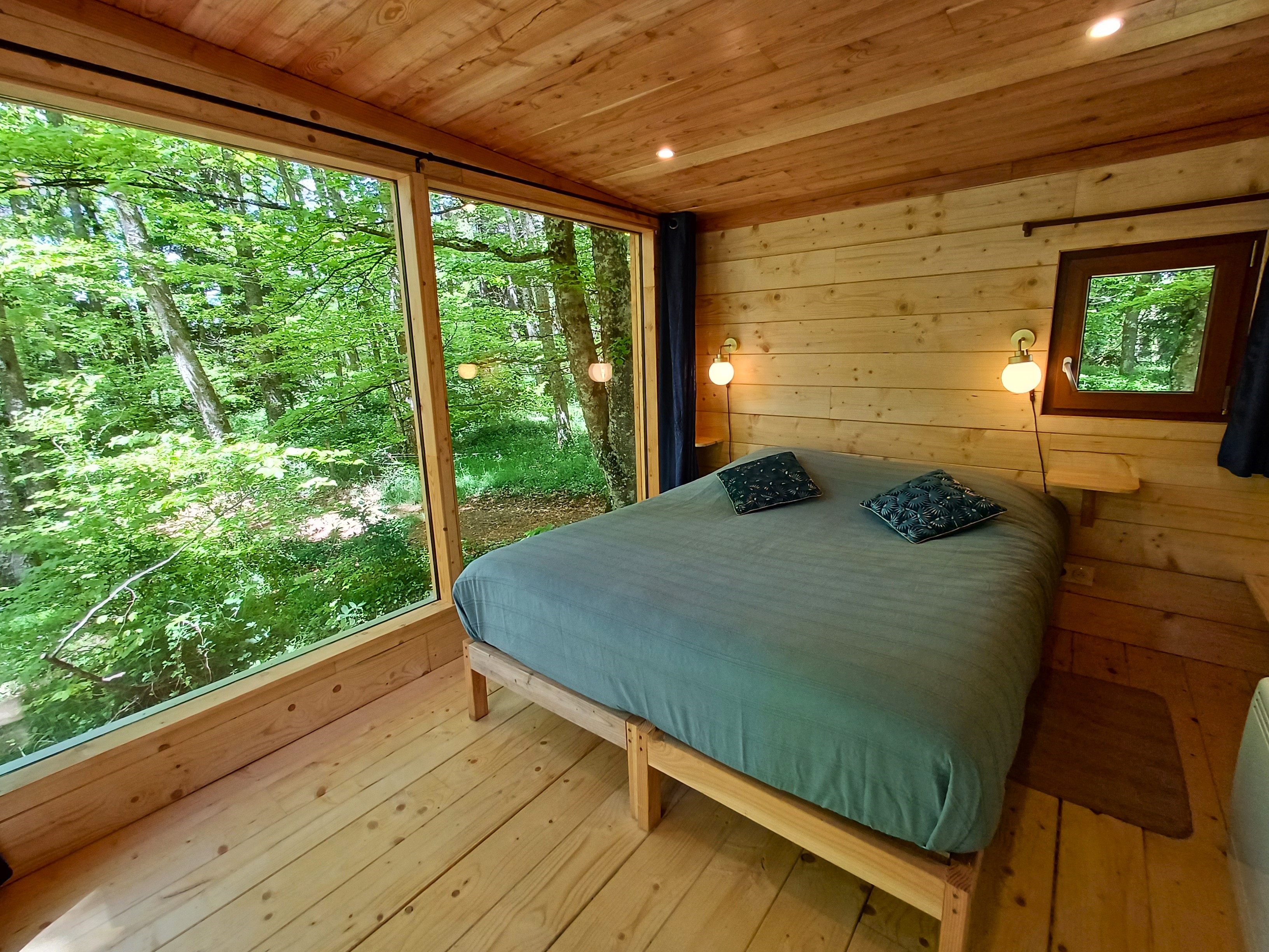 Cabane de la Forêt au bord d'un lac : une échappée enchantée à Condat-En-Combraille — vue intérieure