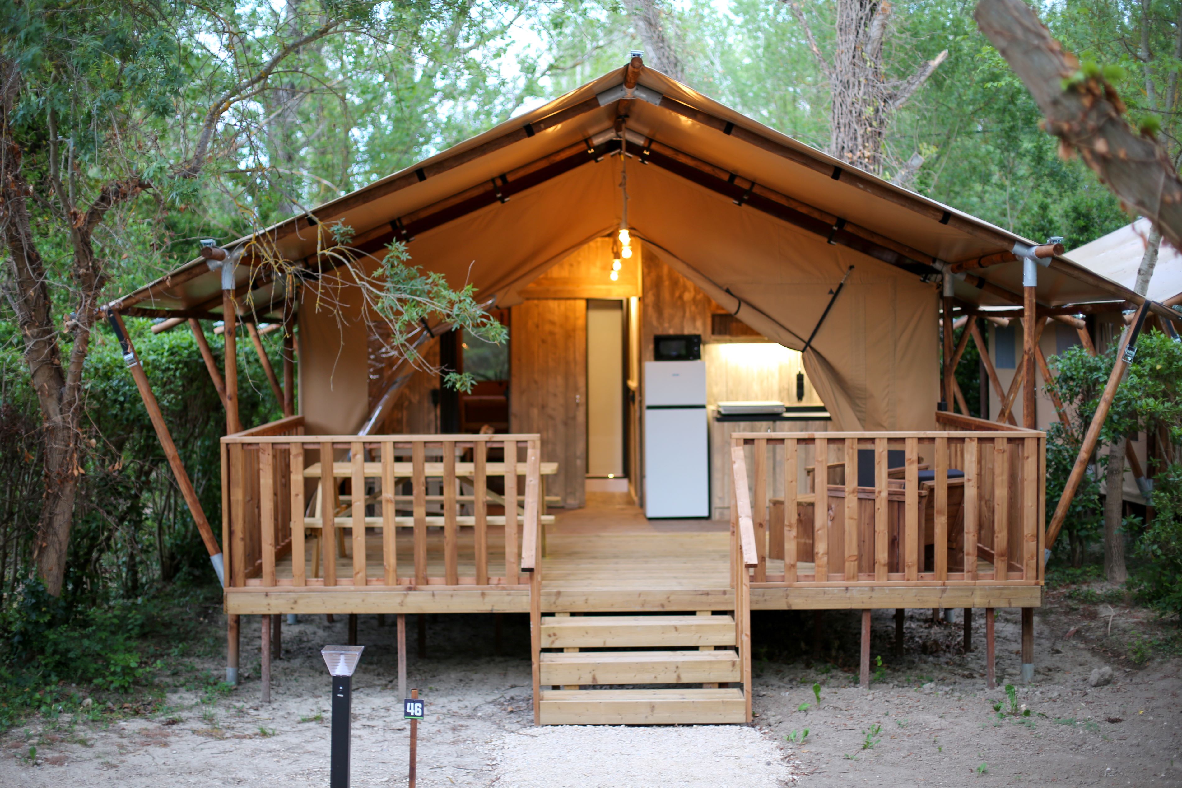 Lodge safari : une expérience immersive en pleine nature à Avignon — détail architectural