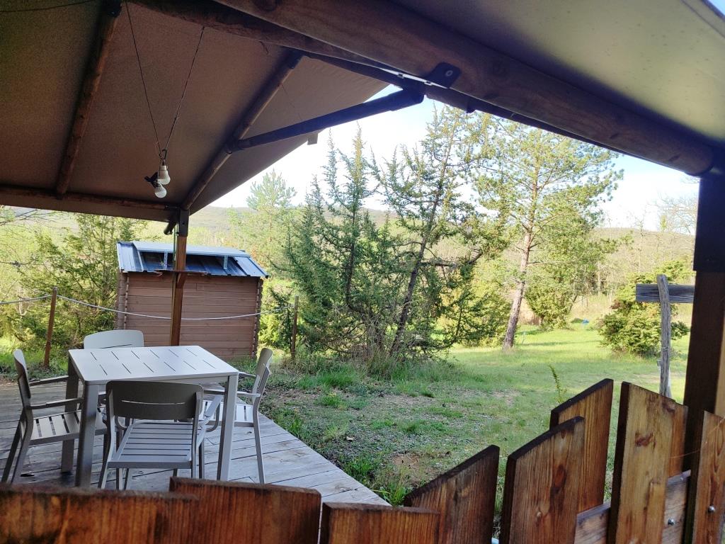 Tente Lodge Châtaigne : une immersion au cœur de la nature à Dun — détail architectural