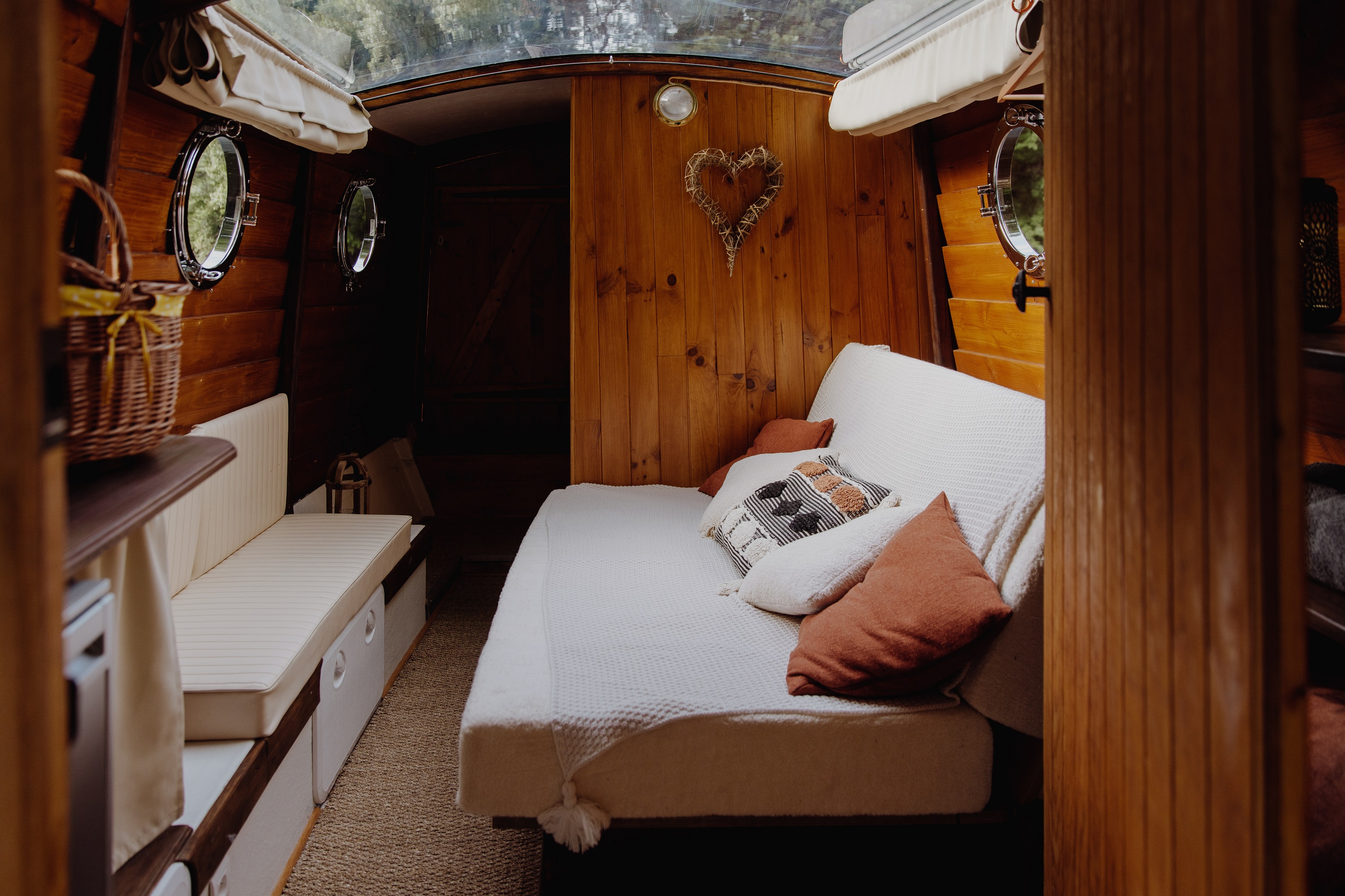 Une nuit dans une cabane flottante au cœur des Midi-Pyrénées à Bouzies — vue intérieure