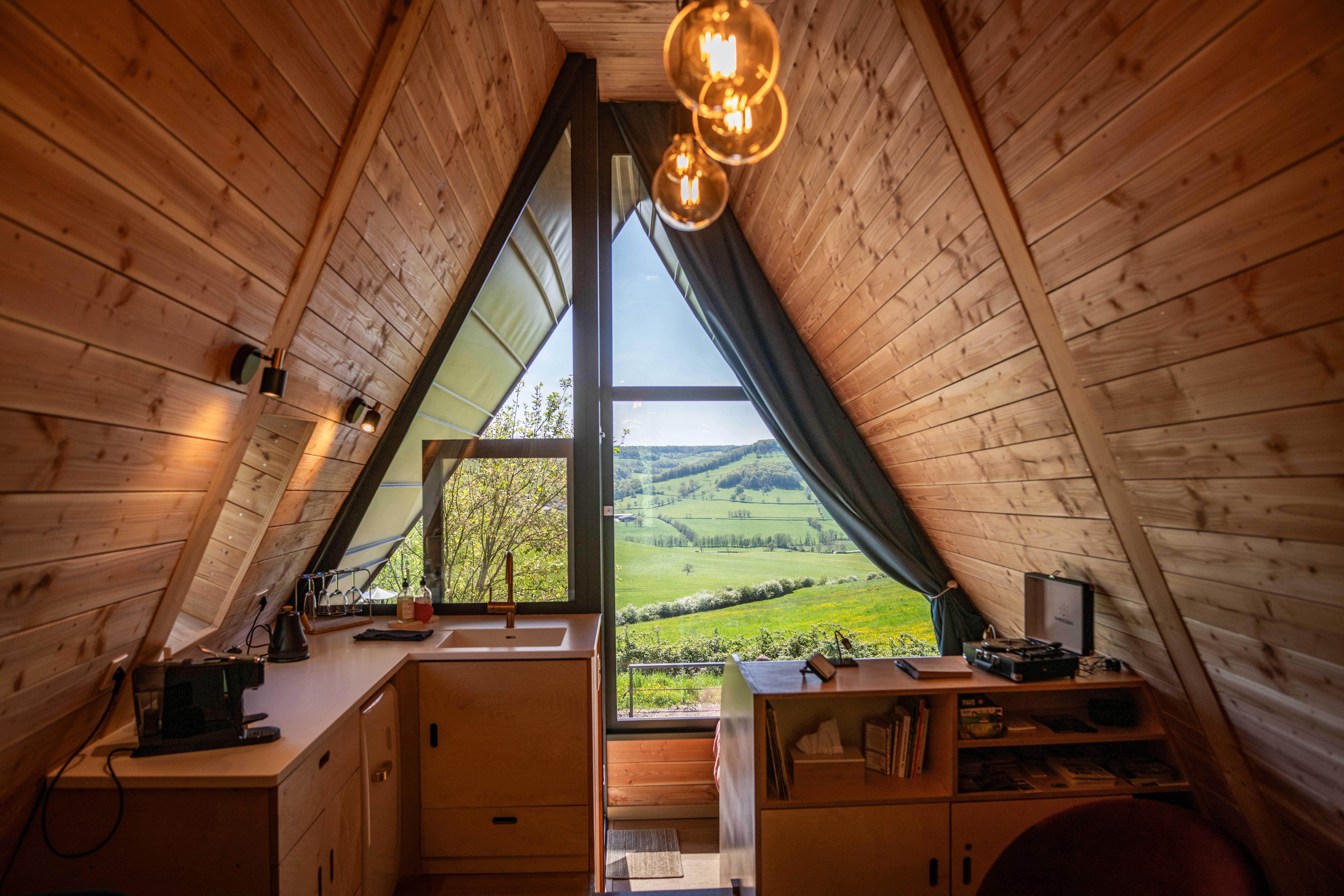 Ecolodge de luxe en pleine nature avec bain nordique à Massingy-Lès-Vitteaux — espace de vie