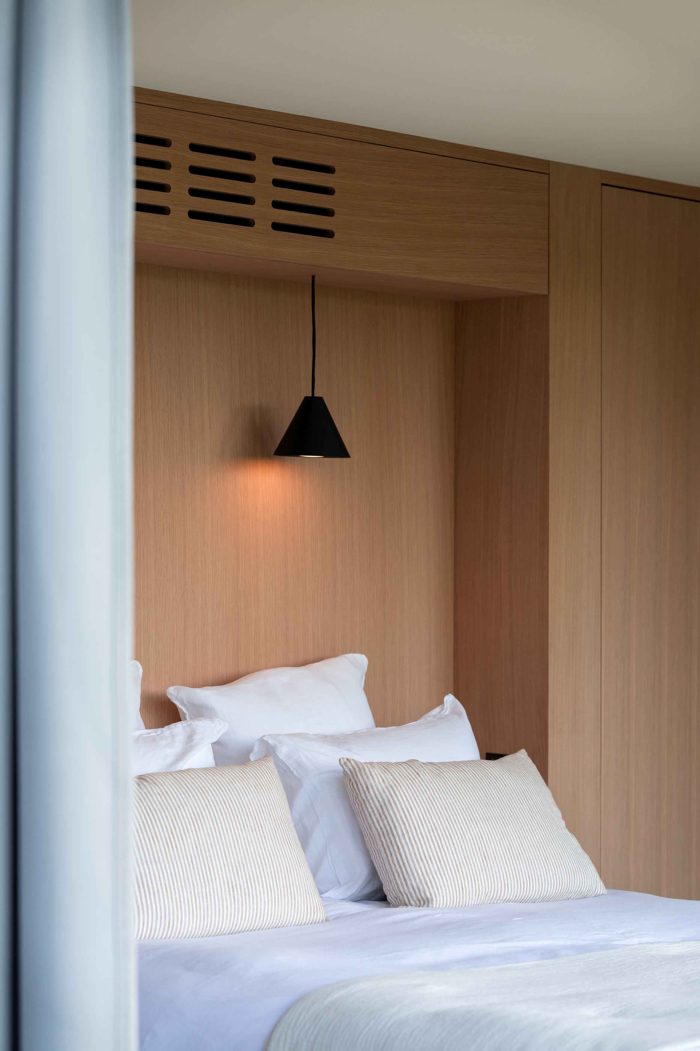 Suite prairie Tomette Singulière — Cabane avec spa à Saône-et-Loire à La Chapelle-du-Mont-de-France — vue depuis la terrasse