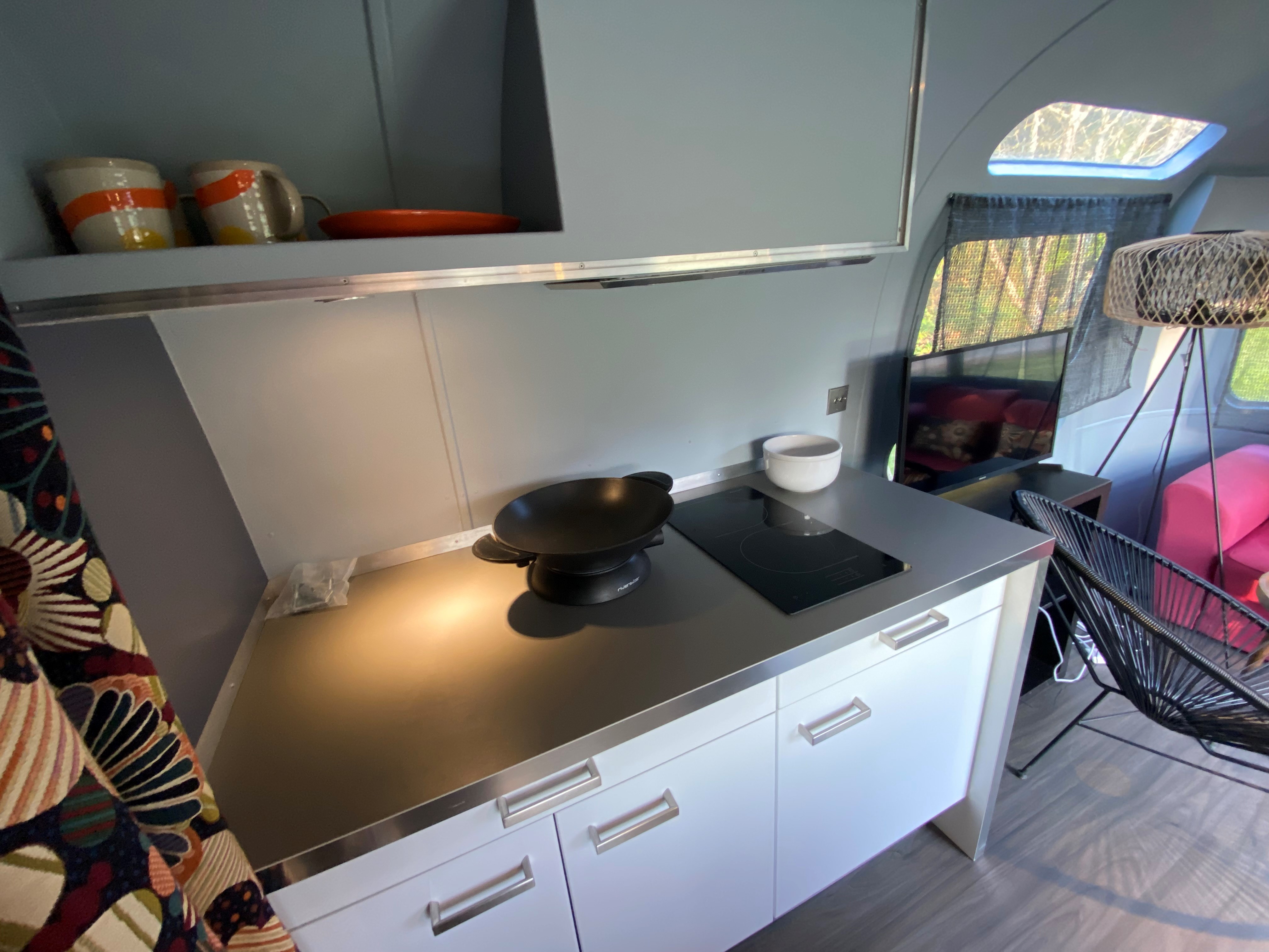 Caravane Airstream — Glamping avec spa à Isère à Saint-Quentin-sur-Isère — vue intérieure