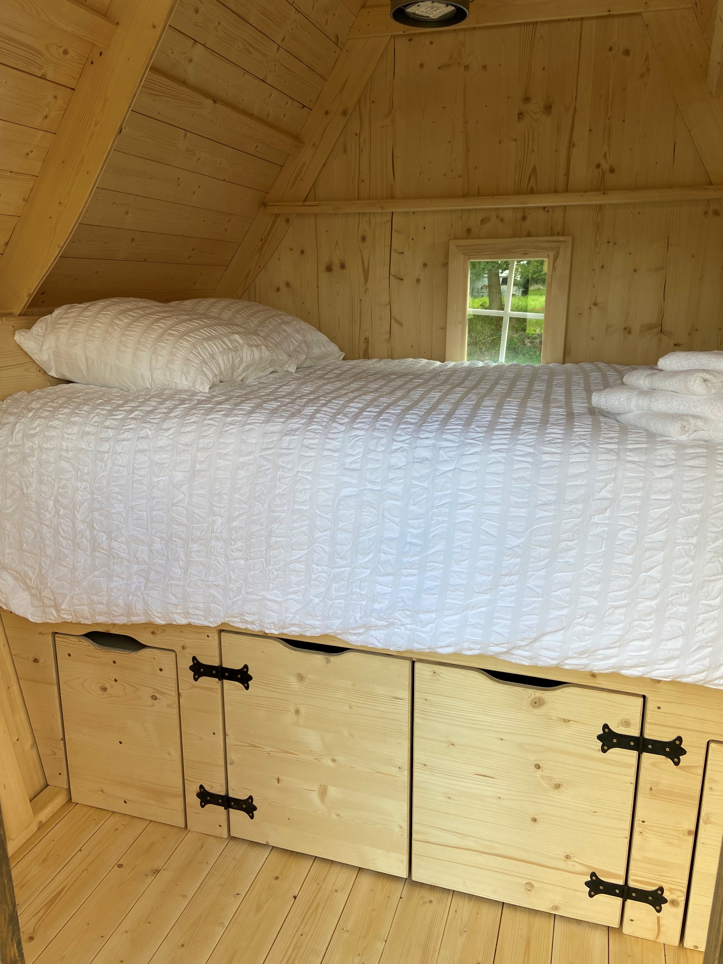 La Cabane des Trolls : une expérience immersive en Bretagne à Boisgervilly — vue depuis la terrasse
